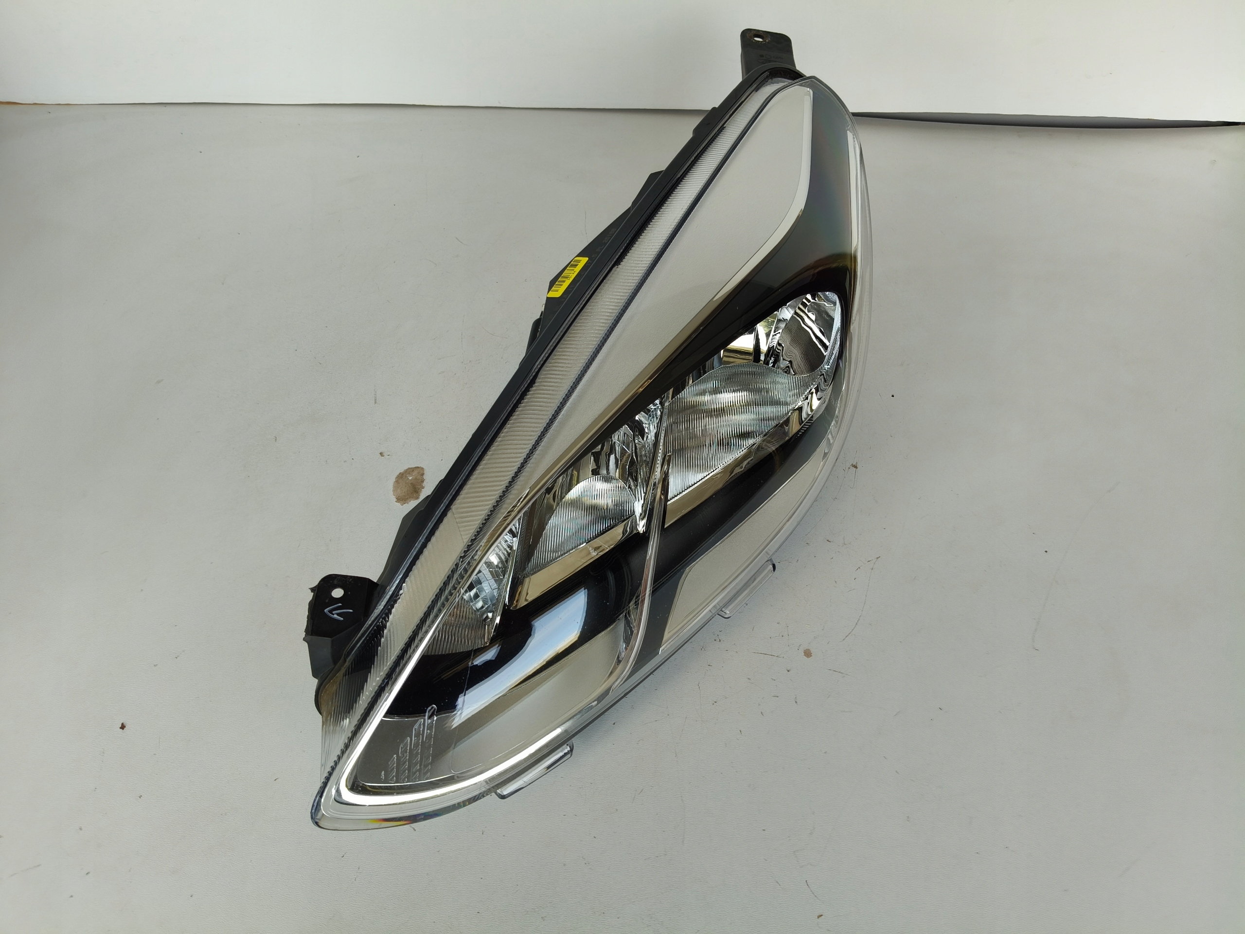 light left REFLEKTOR FORD FIESTA MK8 17