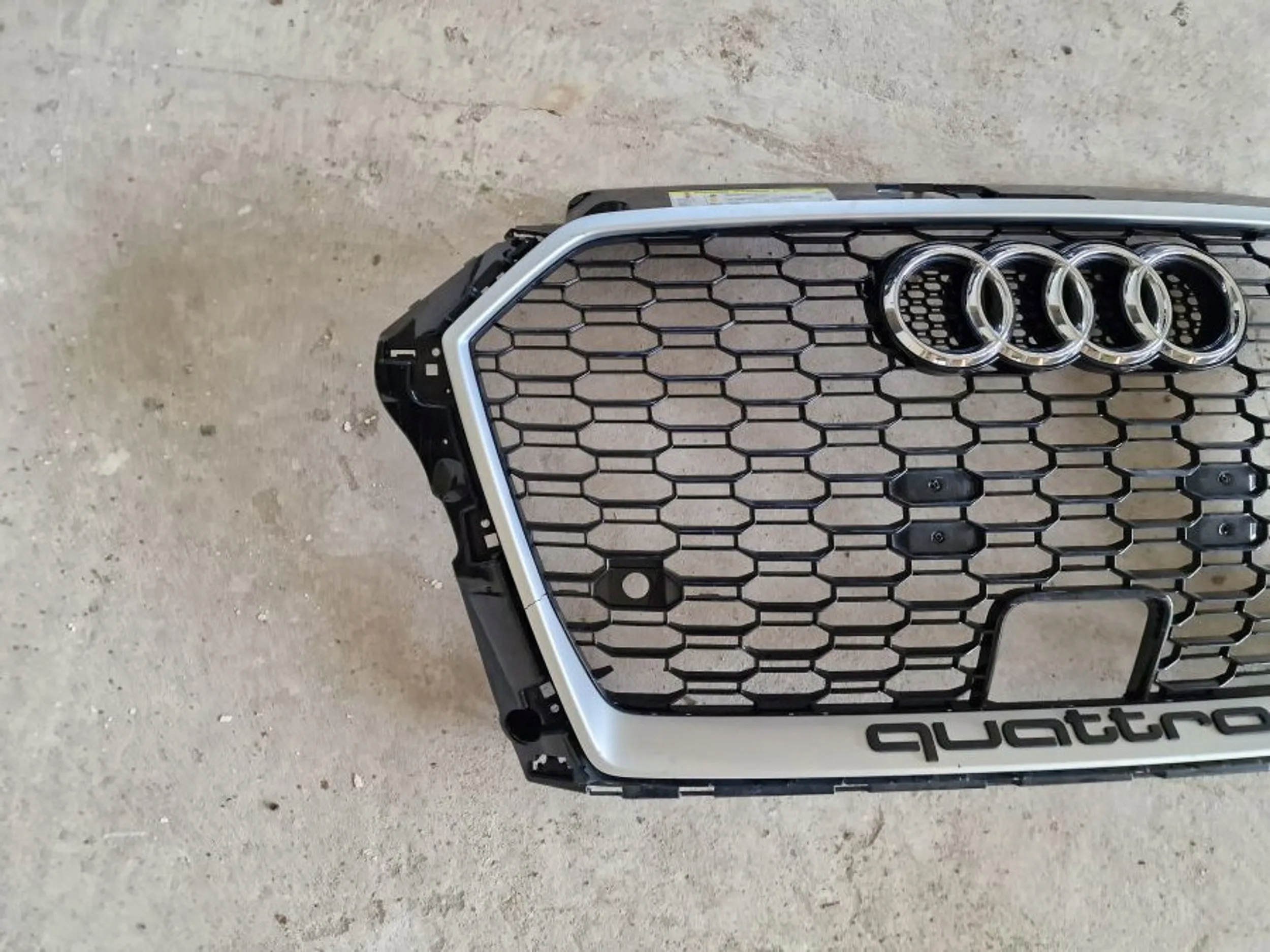 Audi RS3 2020 Atrapy chłodnicy plastic small defect Producent części Audi OE