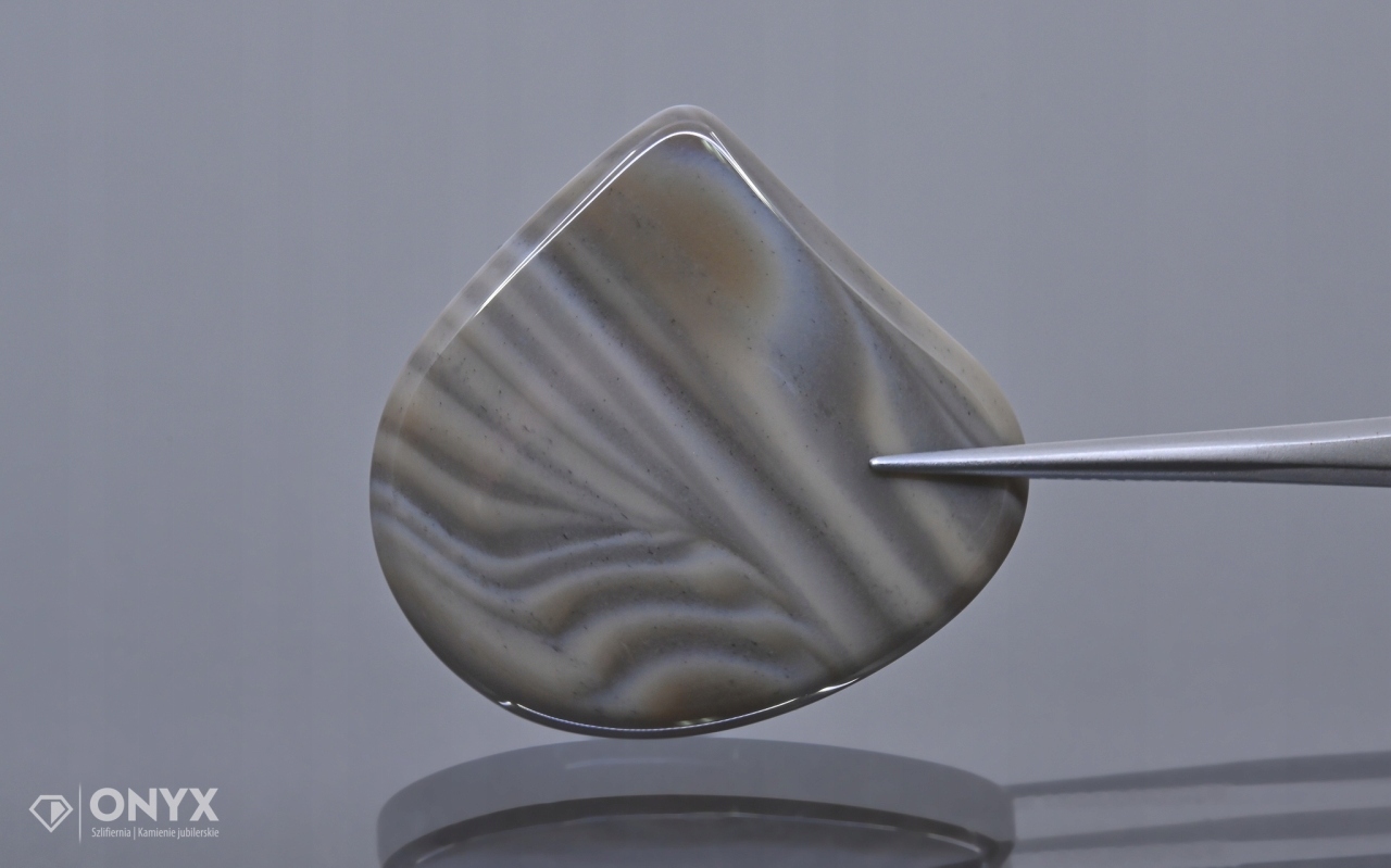 Křemílek pruhovaný kabošon nepravidelný 32,5x31 mm