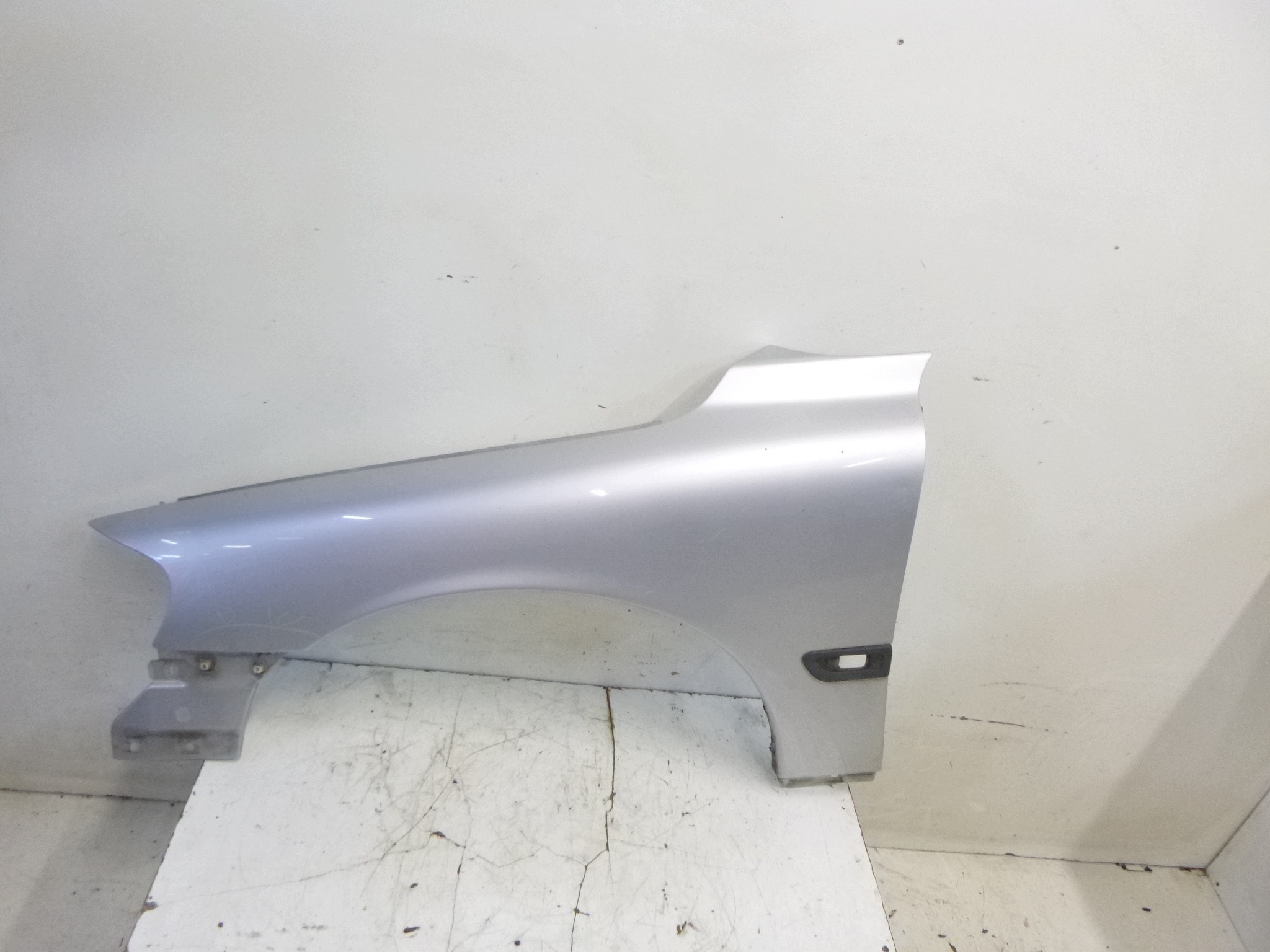 fender front left Volvo V70 II 426-26 Srebrny 2003r.