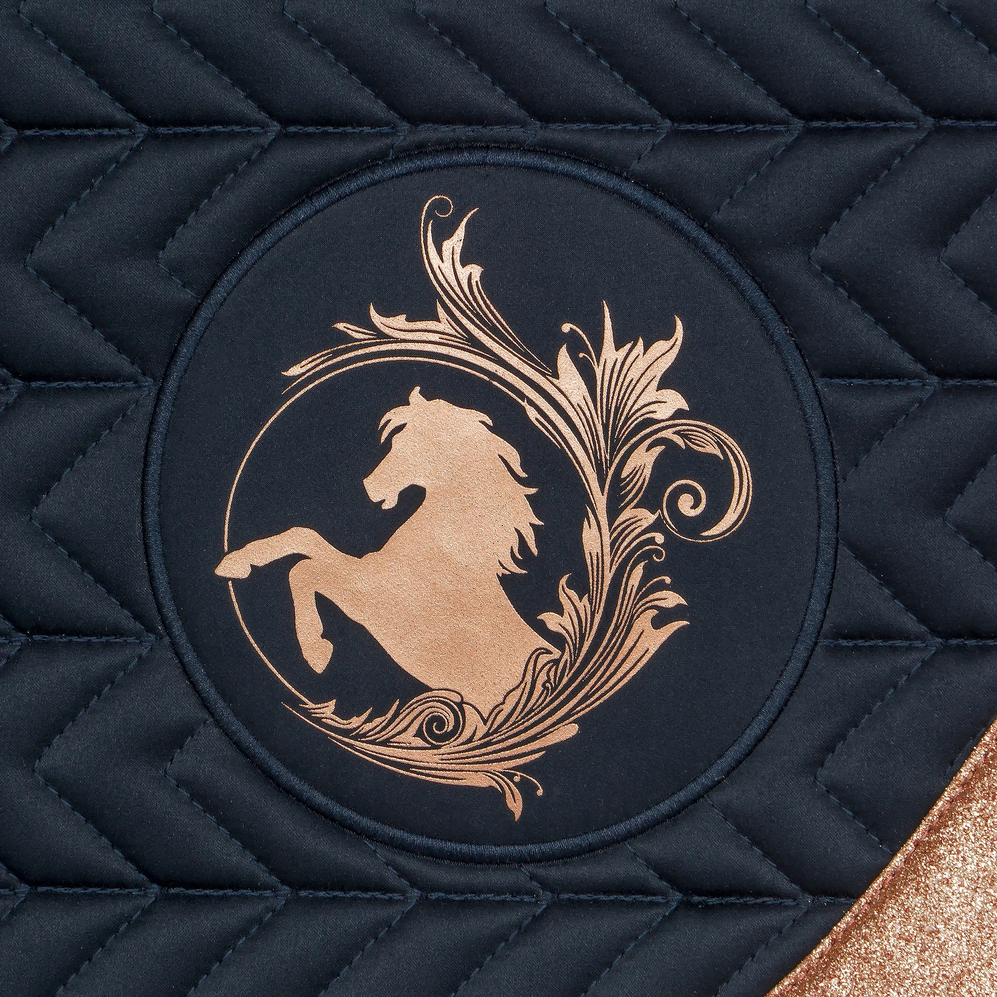 Czaprak wszechstronny dla konia EQUESTRIAN QUEEN Milan 23AW satynowy Marka Equestrian queen