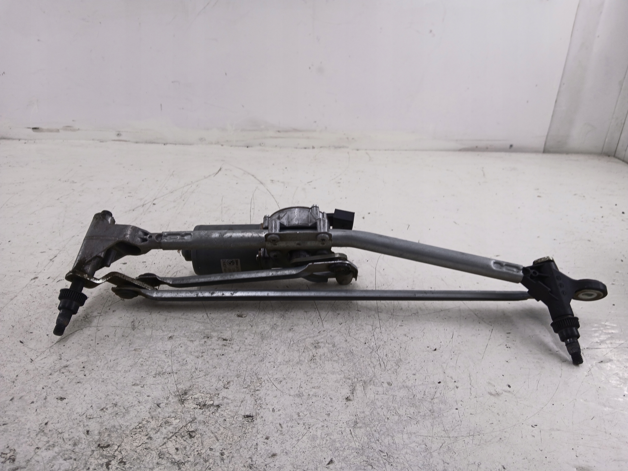 BMW X1 E84 wiper mechanism front 2992465