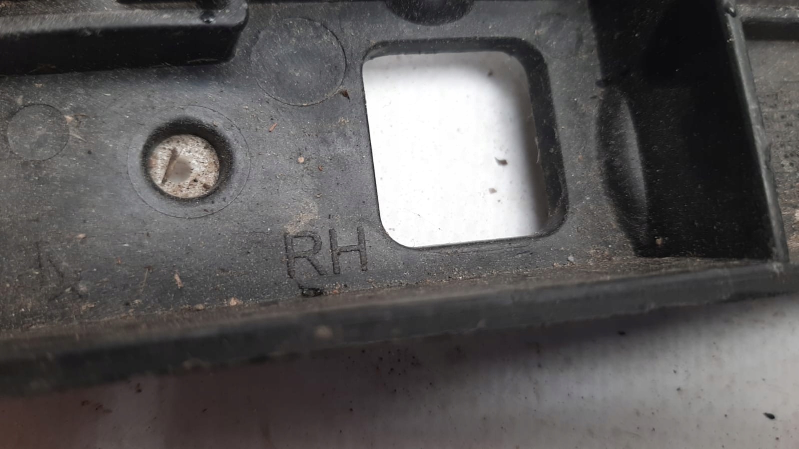 OPEL INSIGNIA A e 08- KOMBI Supporto staffa Paraurti posteriore Destra