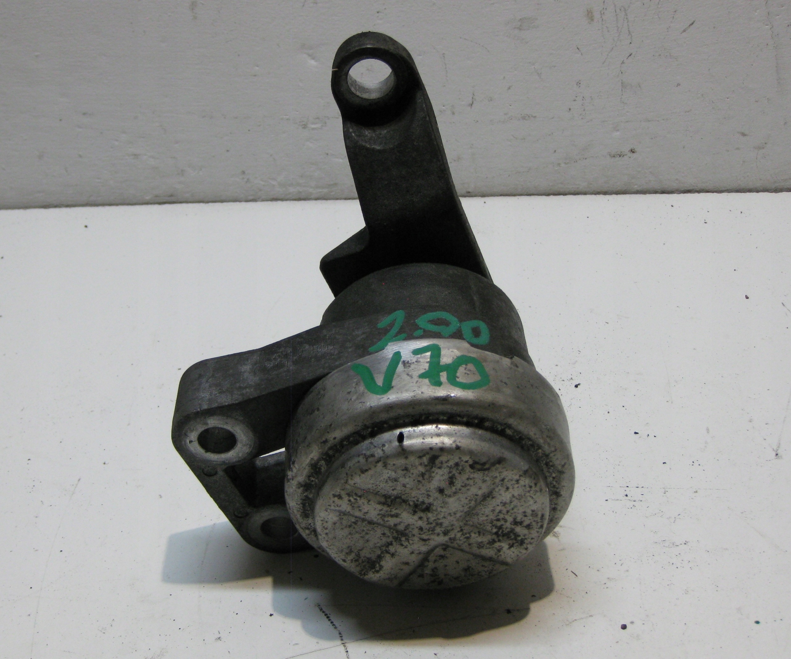 VOLVO V70 2.0 D 09R engine mount 30680702