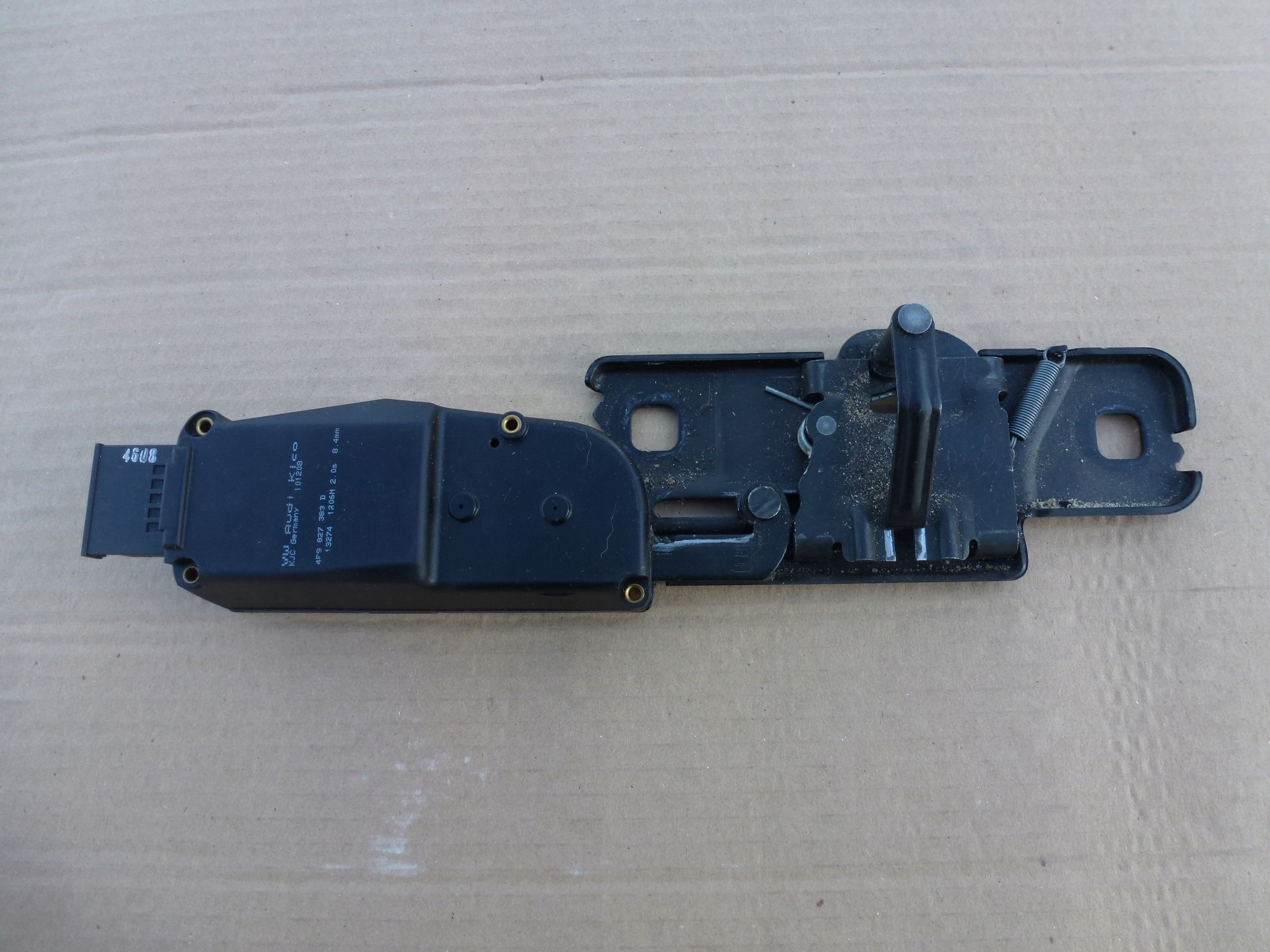 4F9827383D - Замок задней двери багажника AUDI Q5 8R