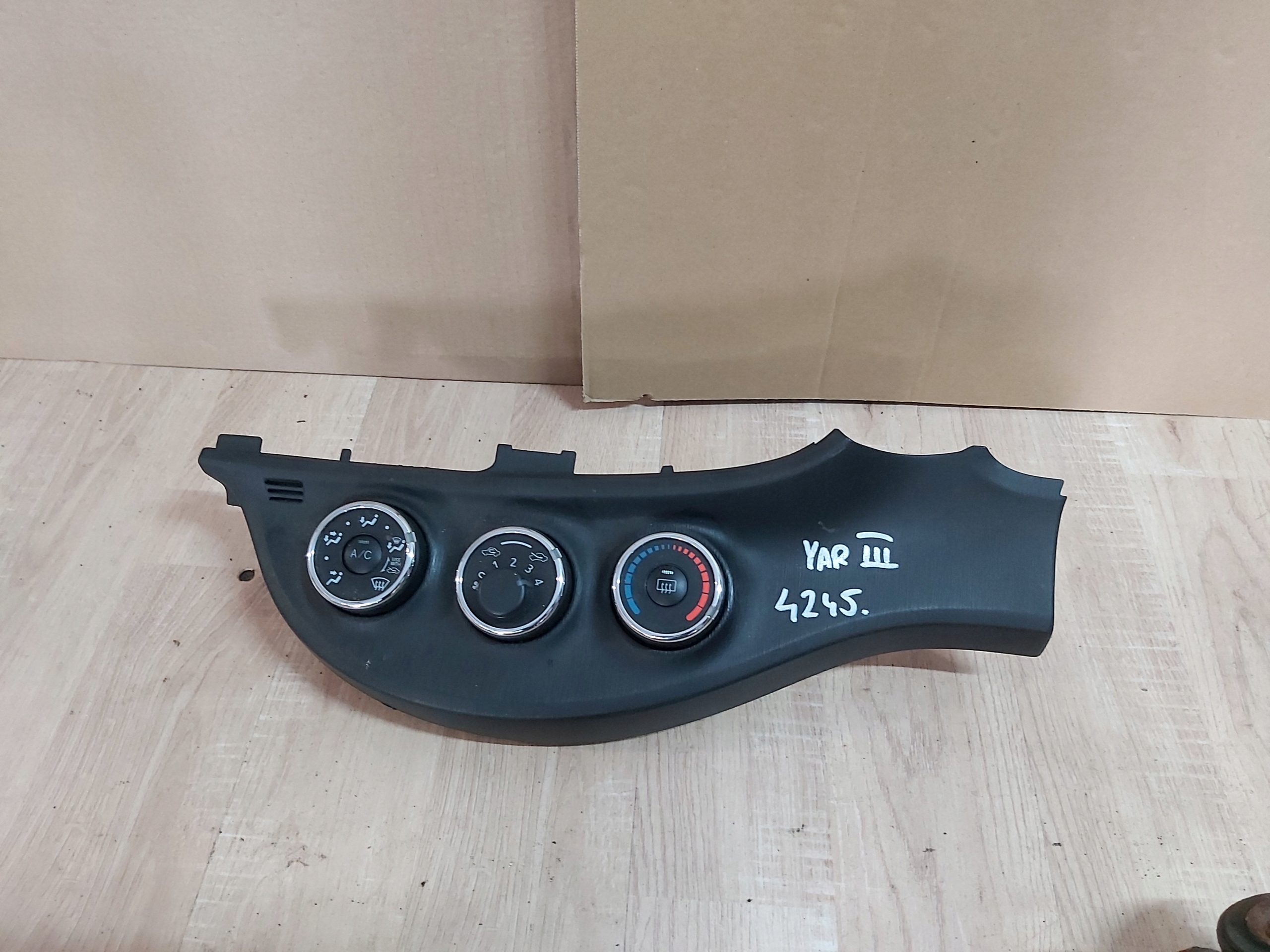 Toyota Yaris III панель ветрового стекла ручка