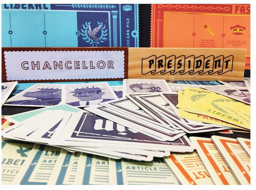 Uncover Hitler's Secret Card Game Secret,12-14 lat Minimalna liczba graczy 2