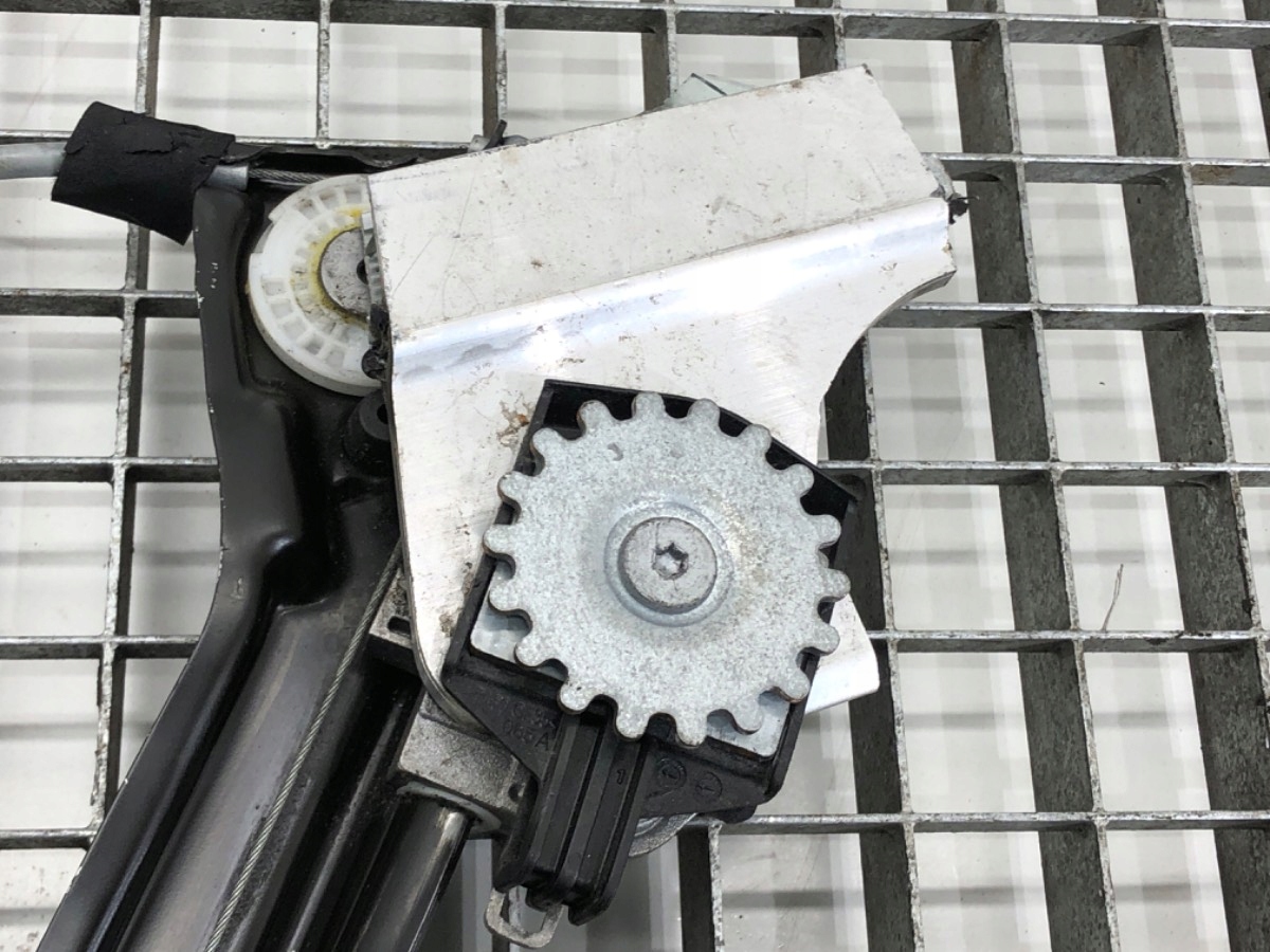 PODNOŚNIK SZYBY LEWY PRZÓD MASERATI QUATTROPORTE VI 6700098160 Typ samochodu Samochody osobowe