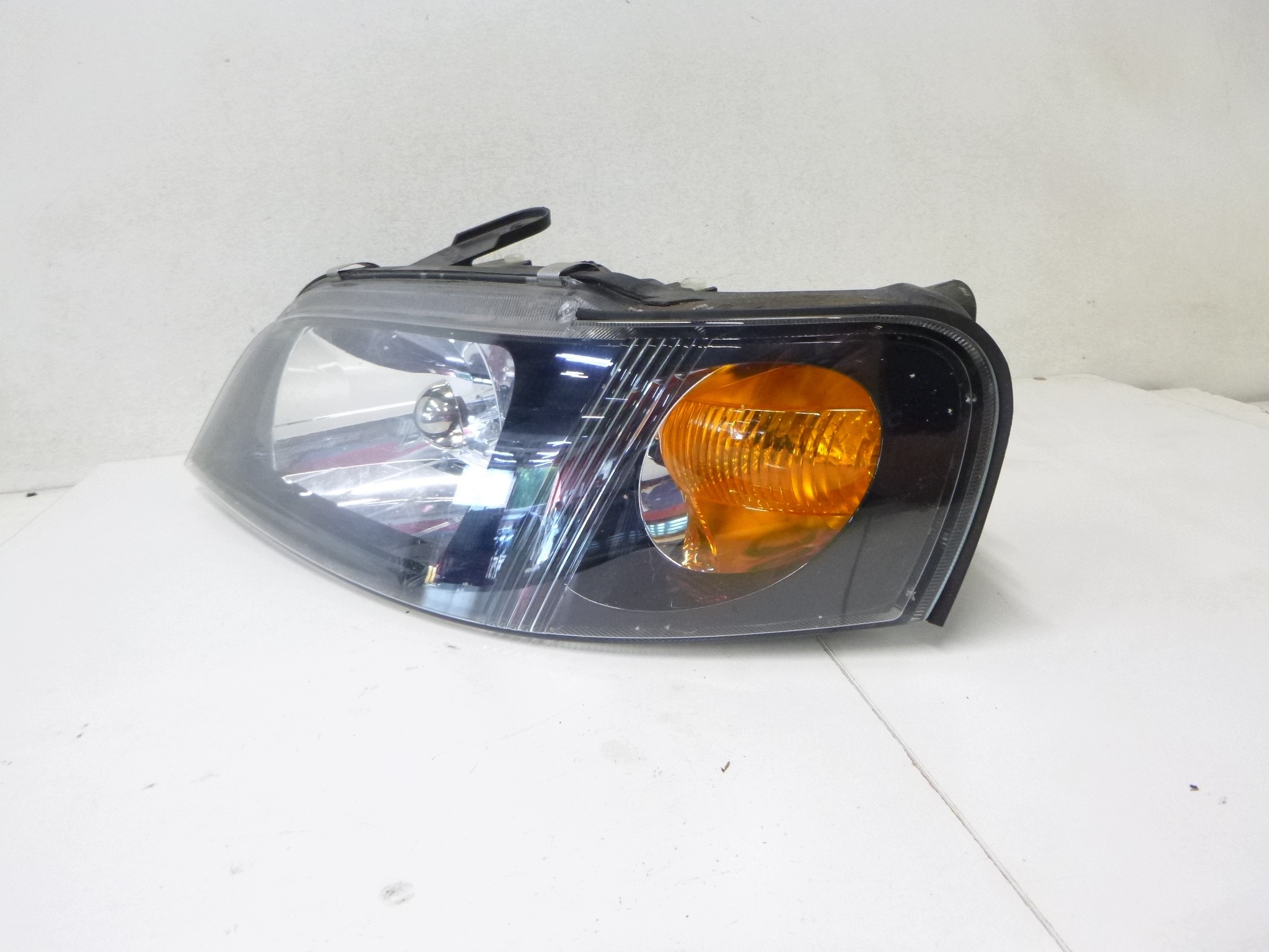 light left front Mitsubishi Space Star LIFT Hella 2002 – 2005