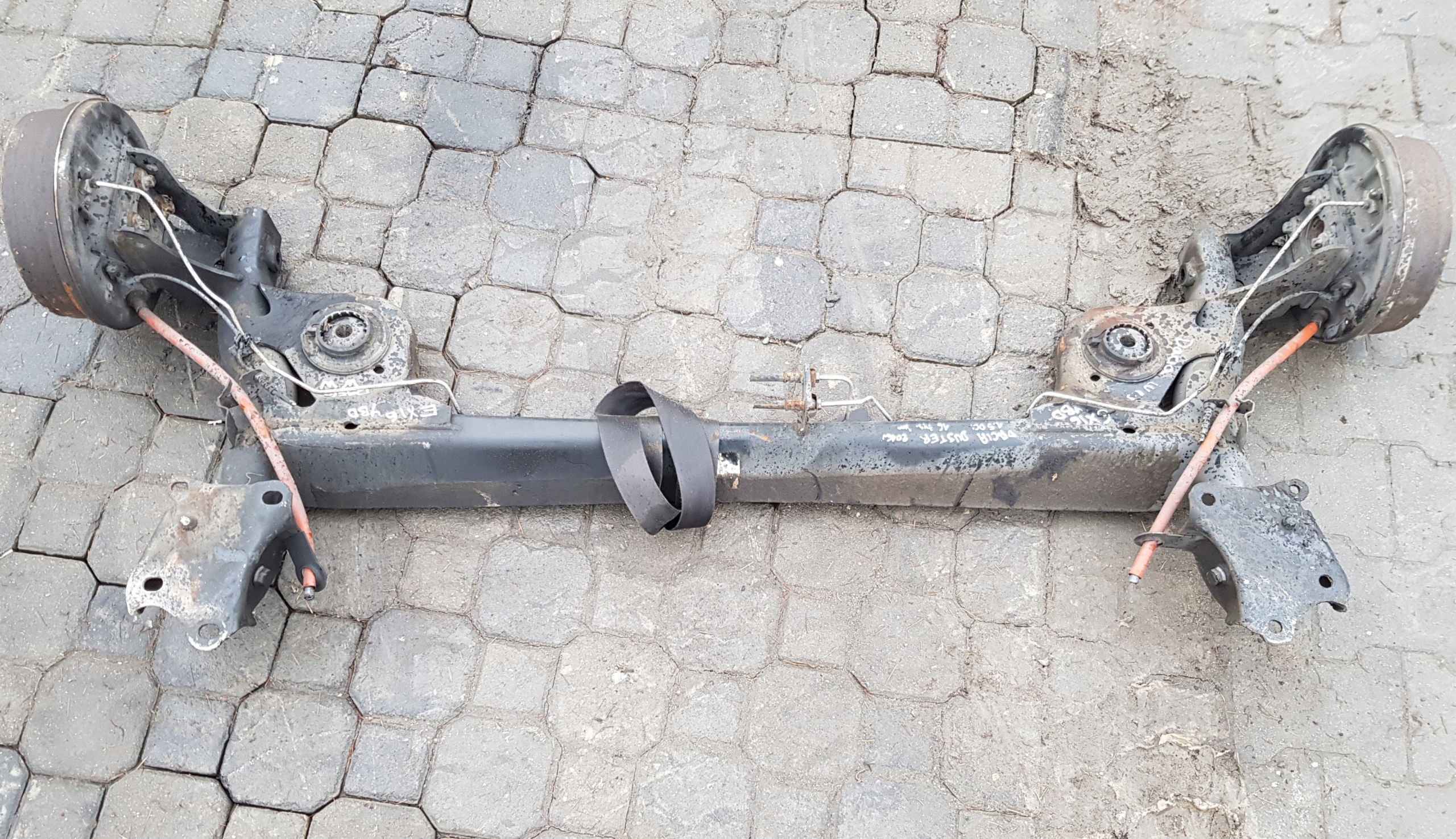 DACIA DUSTER I 1.5DCI 2016 BELKA ZAWIESZENIA OŚ TYŁ TYLNA BĘBNY