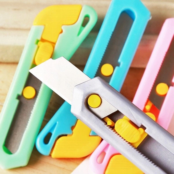 Mini nożyk z wysuwanym ostrzem, kieszonkowy nóż introligatorski EAN (GTIN) 5905699818262