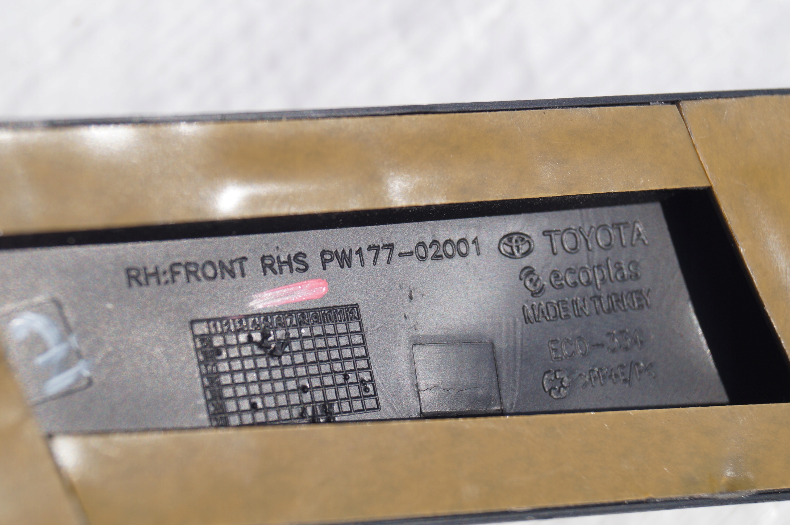 LISTWA NA ZDERZAK PRZÓD PRAWA TOYOTA AURIS II 2 Producent części Toyota OE