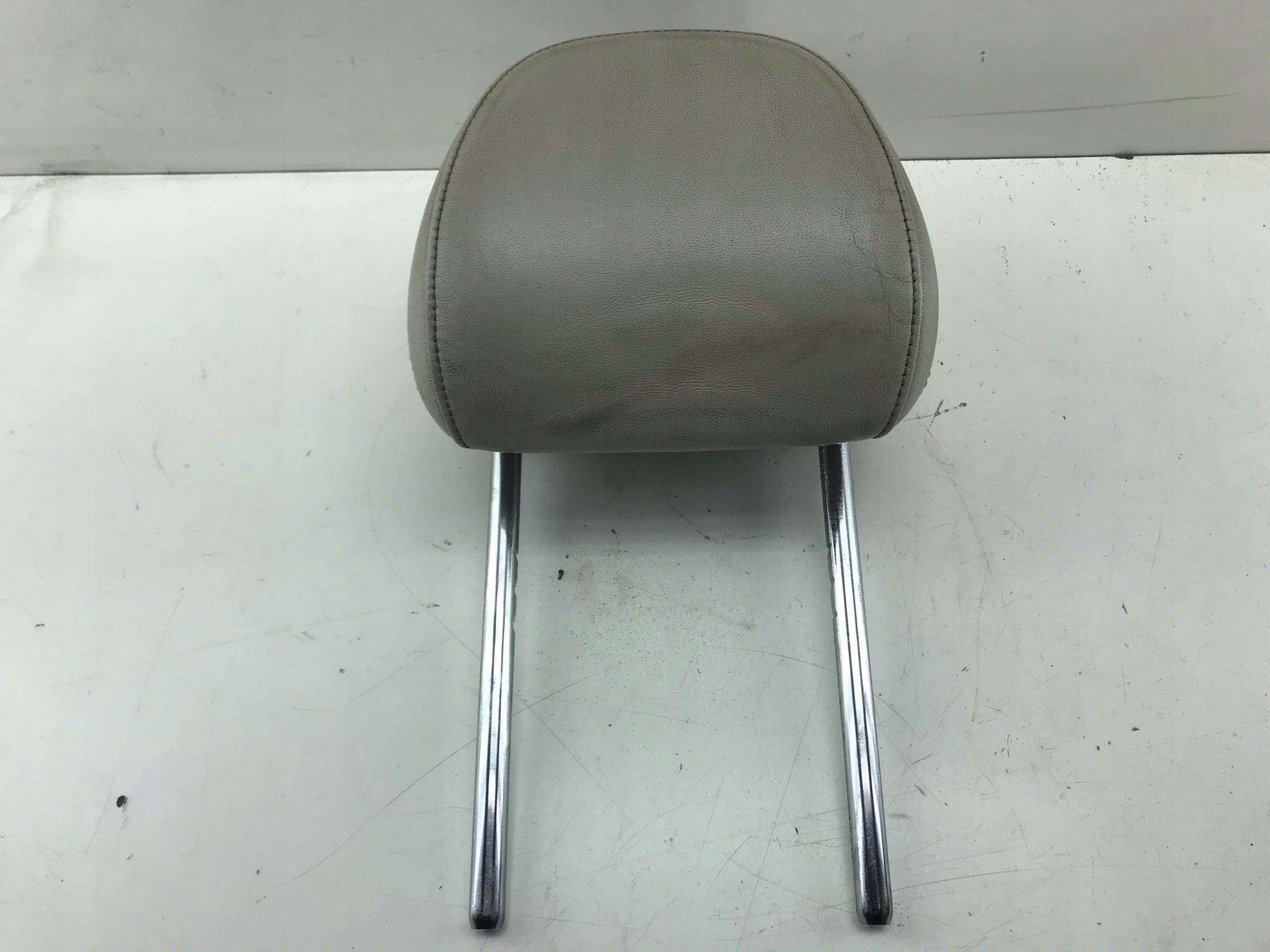 AUDI TT 8J ZAGLOWEK FOTELA PRZOD SKORA