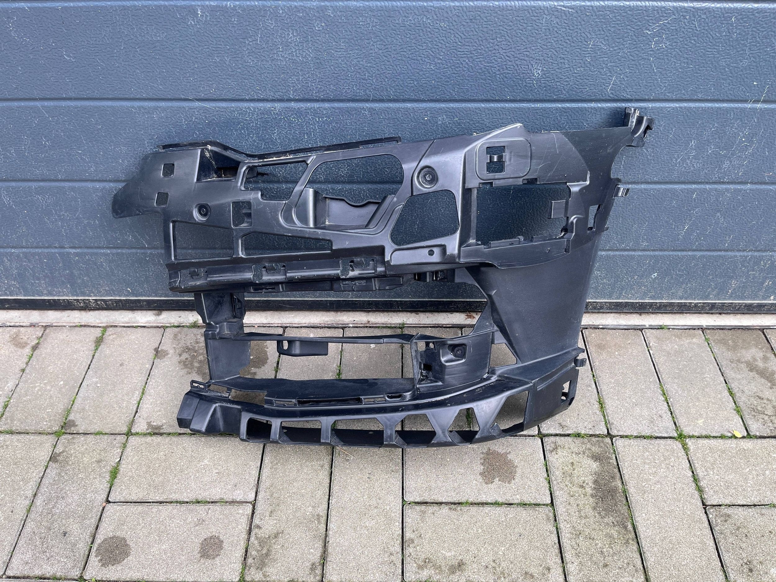 BMW "5" G30 support holder of a bumper front left 7385345