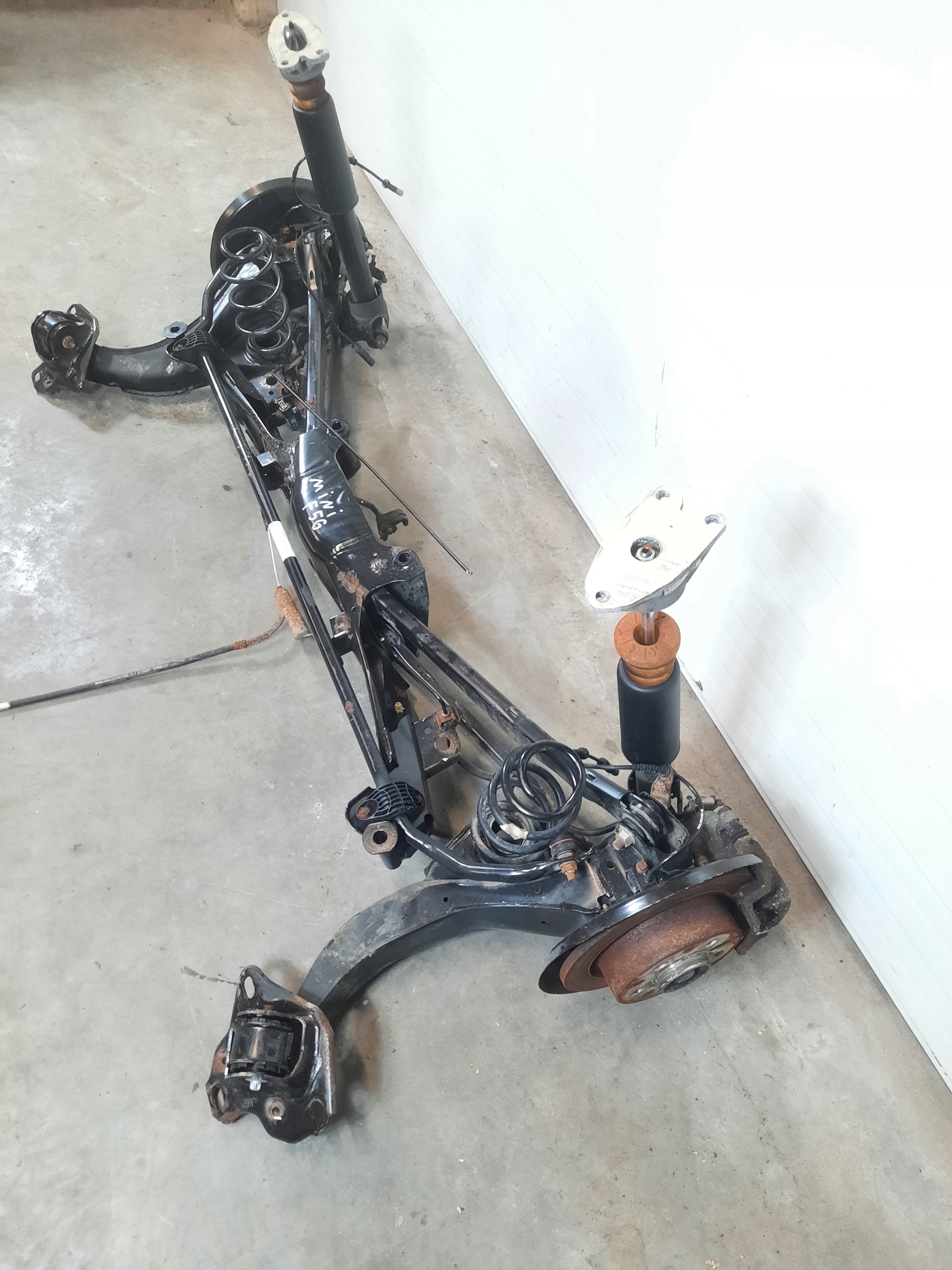 BELKA TYŁ WÓZEK ZAWIESZENIE OŚ MINI COOPER F55 F56 Producent części Mini OE