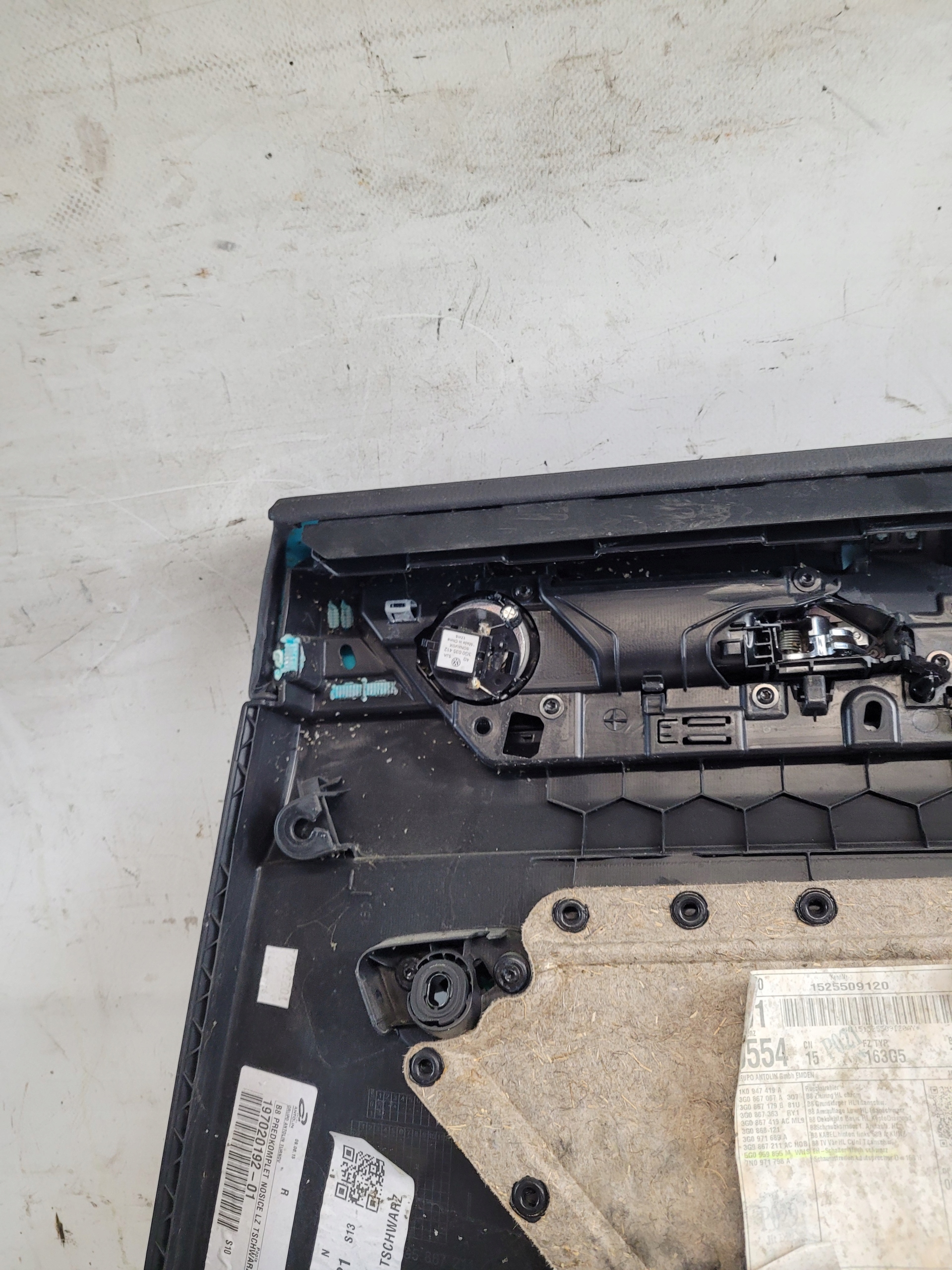 side upholstery handle door left rear part VW PASSAT B8 KOMBI 15r.