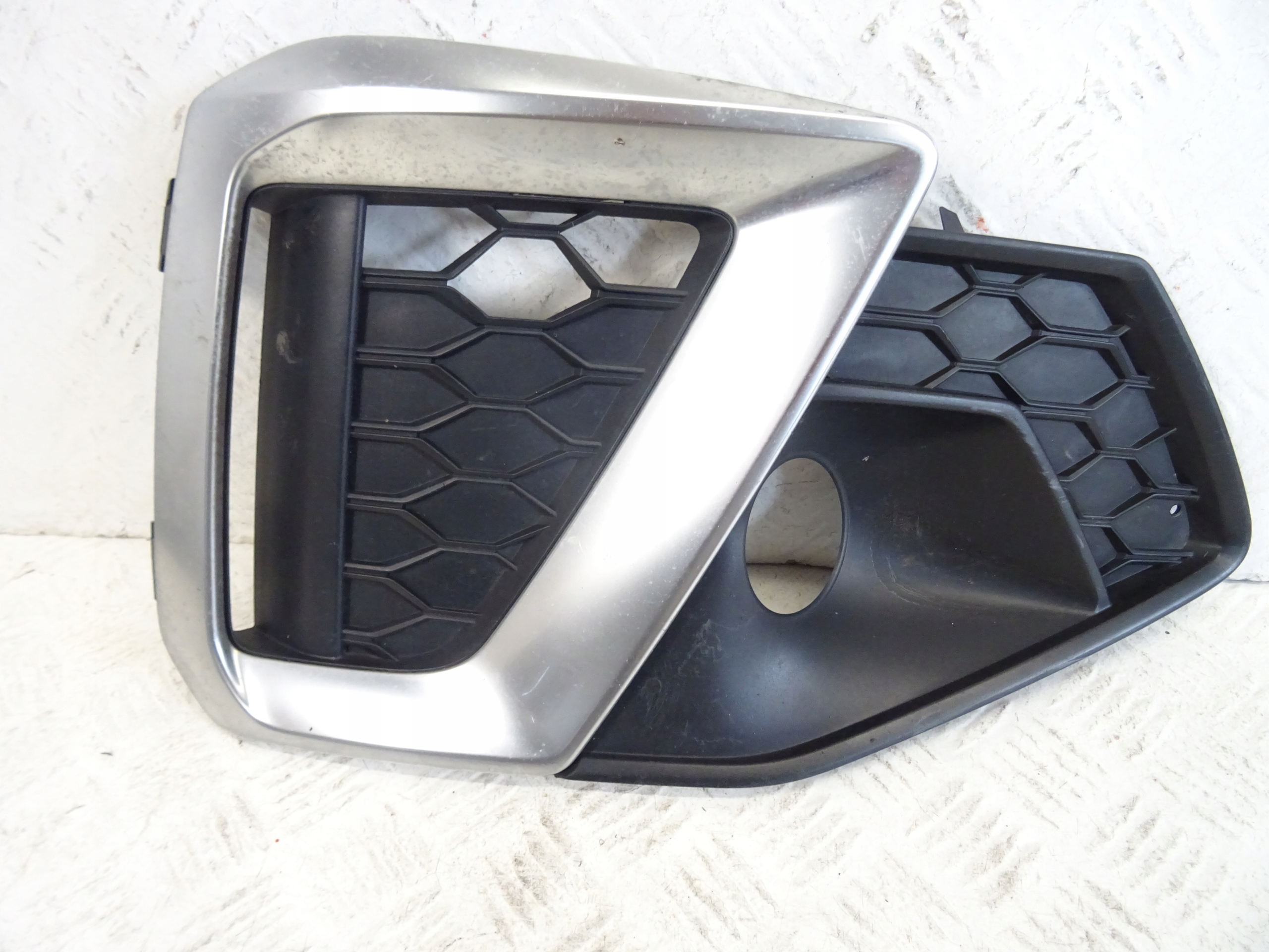 grid of a bumper front front right AUDI A4 B9 S-LINE LIFT 8W0807682AM