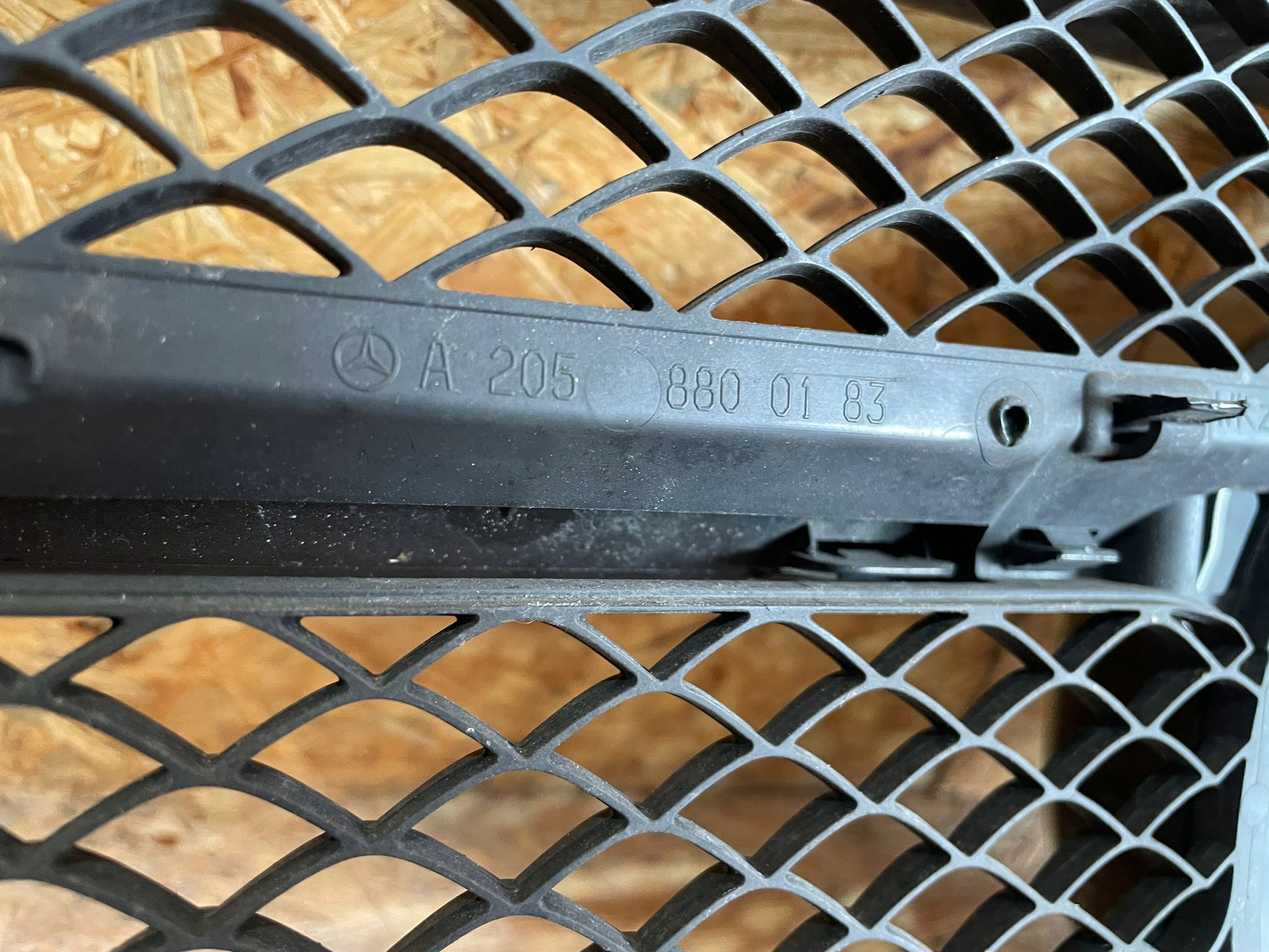 MERCEDES C KLASA 205 W205 GRILL DISTRONIC ** Strona zabudowy przód