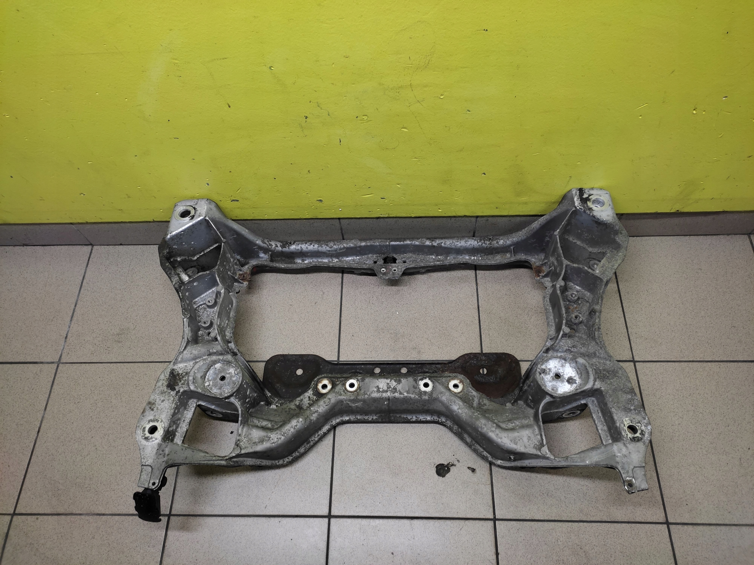 MERCEDES W203 2.2 CDI axle beam subframe axle beam