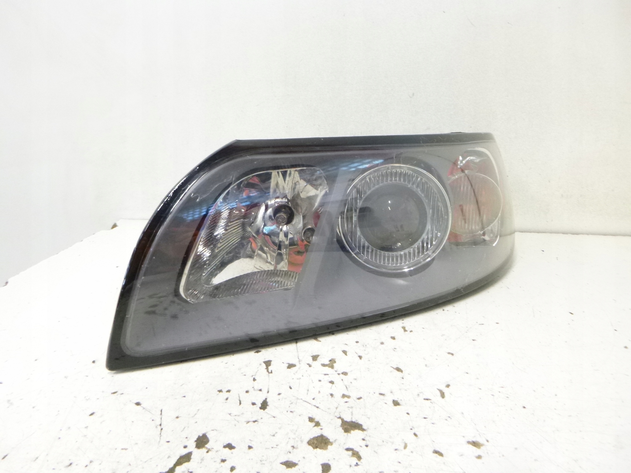 light front left Volvo V50 2005r.