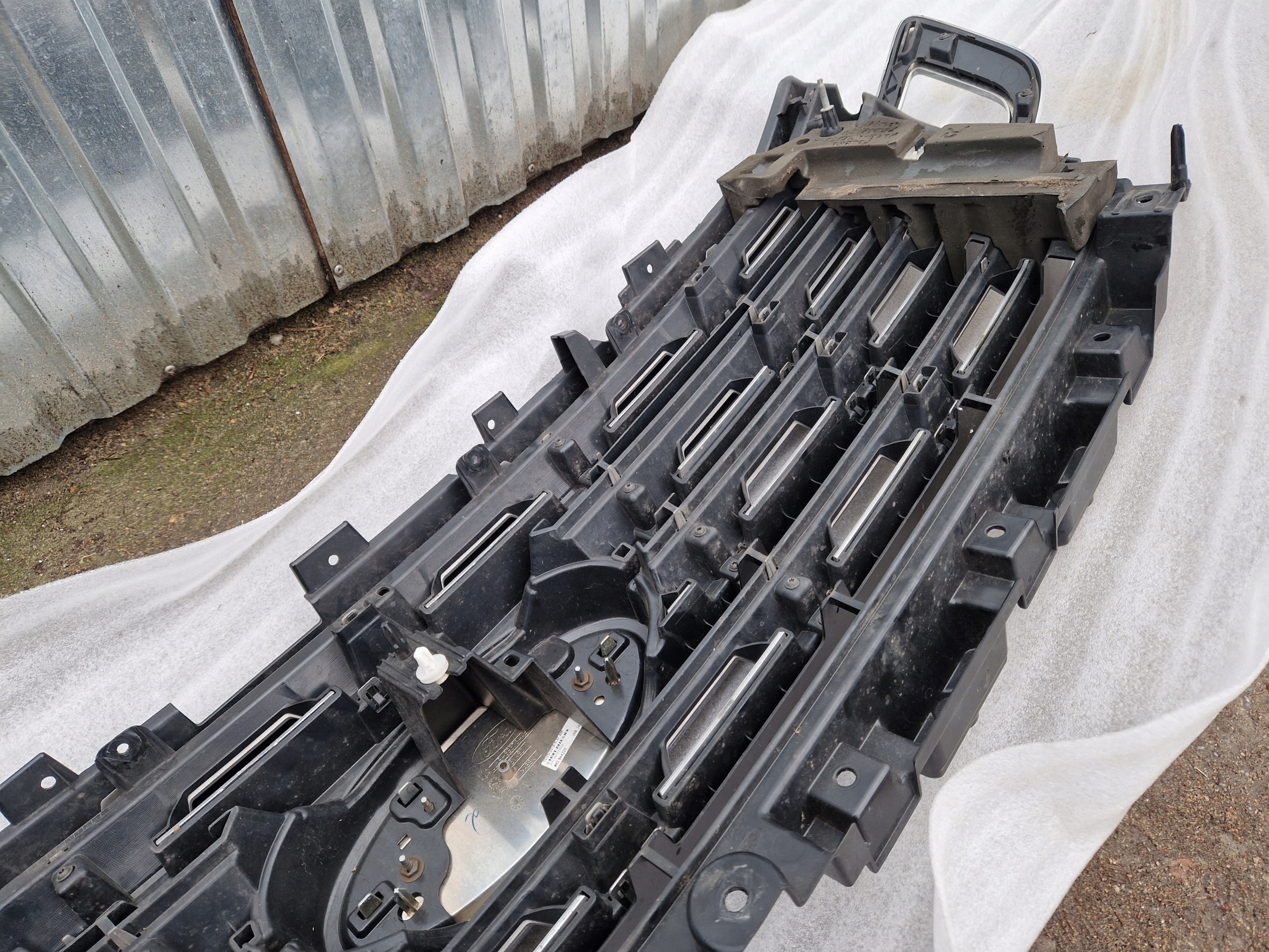 FORD EXPEDITION 2018 - 2021 решетка перед радиатора хром без камеры