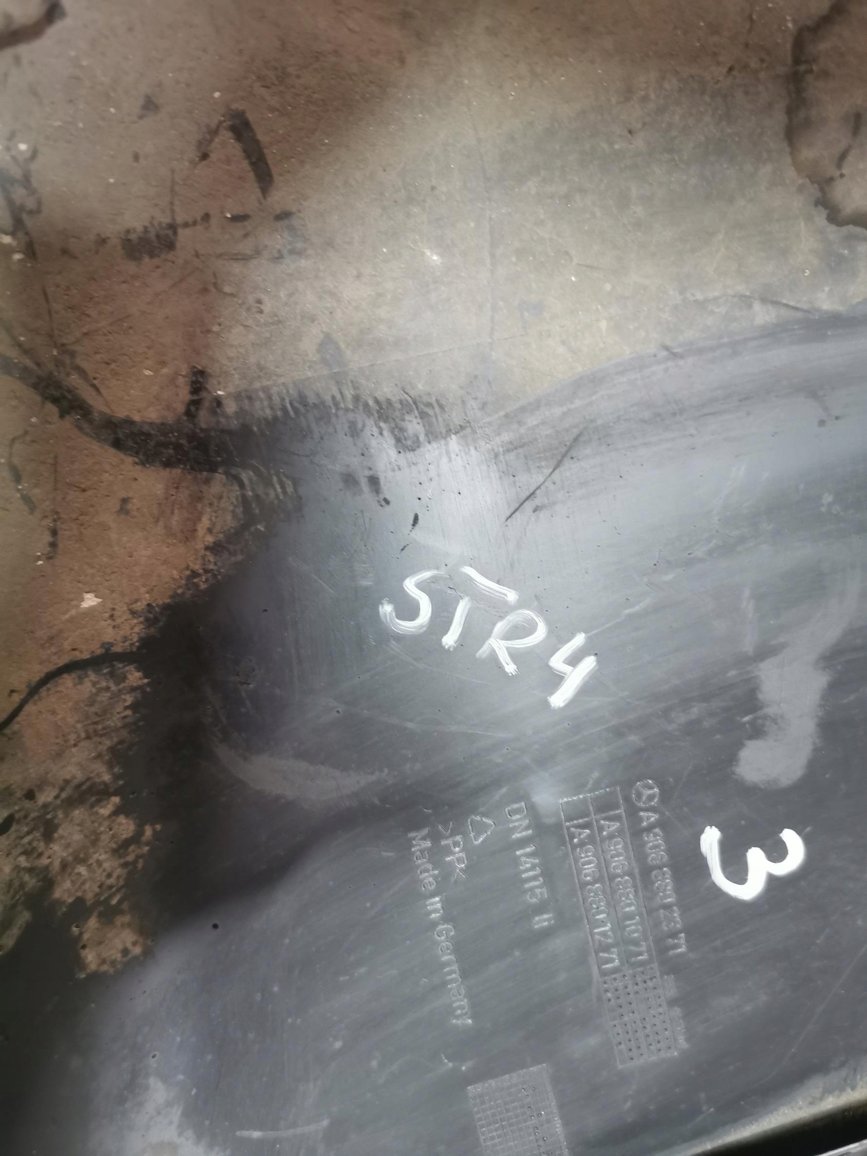 Ecke der Stoßstange links heck MERCEDES SPRINTER W906 A9068802371