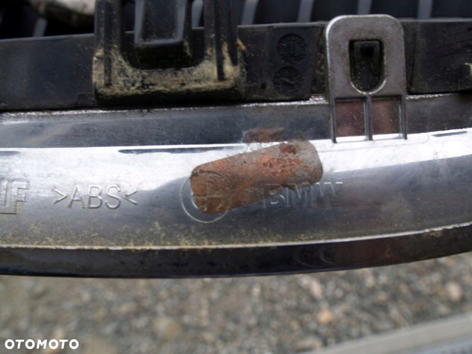 BMW 3 III E90 E91 08r FL maska bubreg desna maska