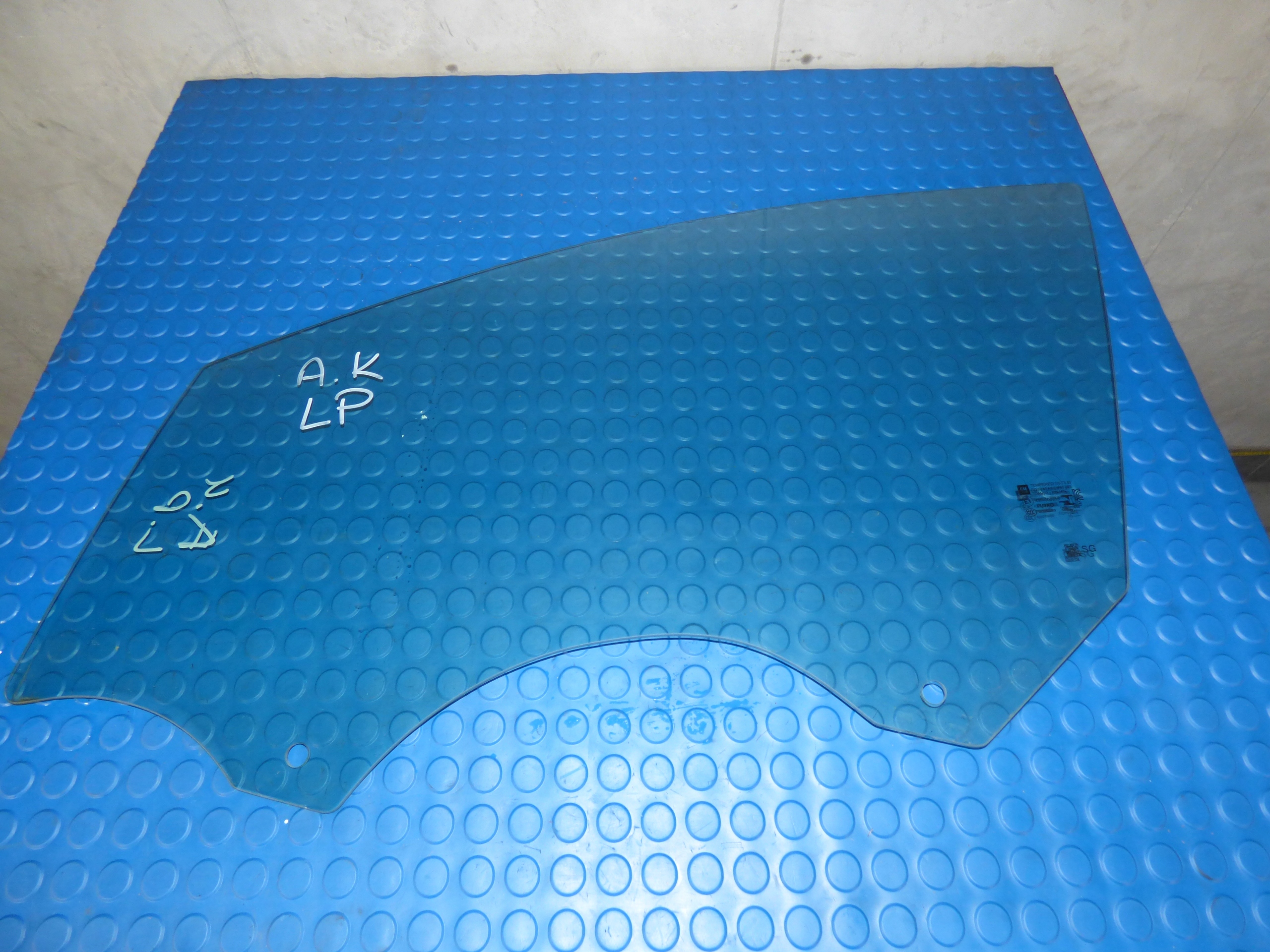 Скло дверей переднє ліве 2016р. OPEL ASTRA K V