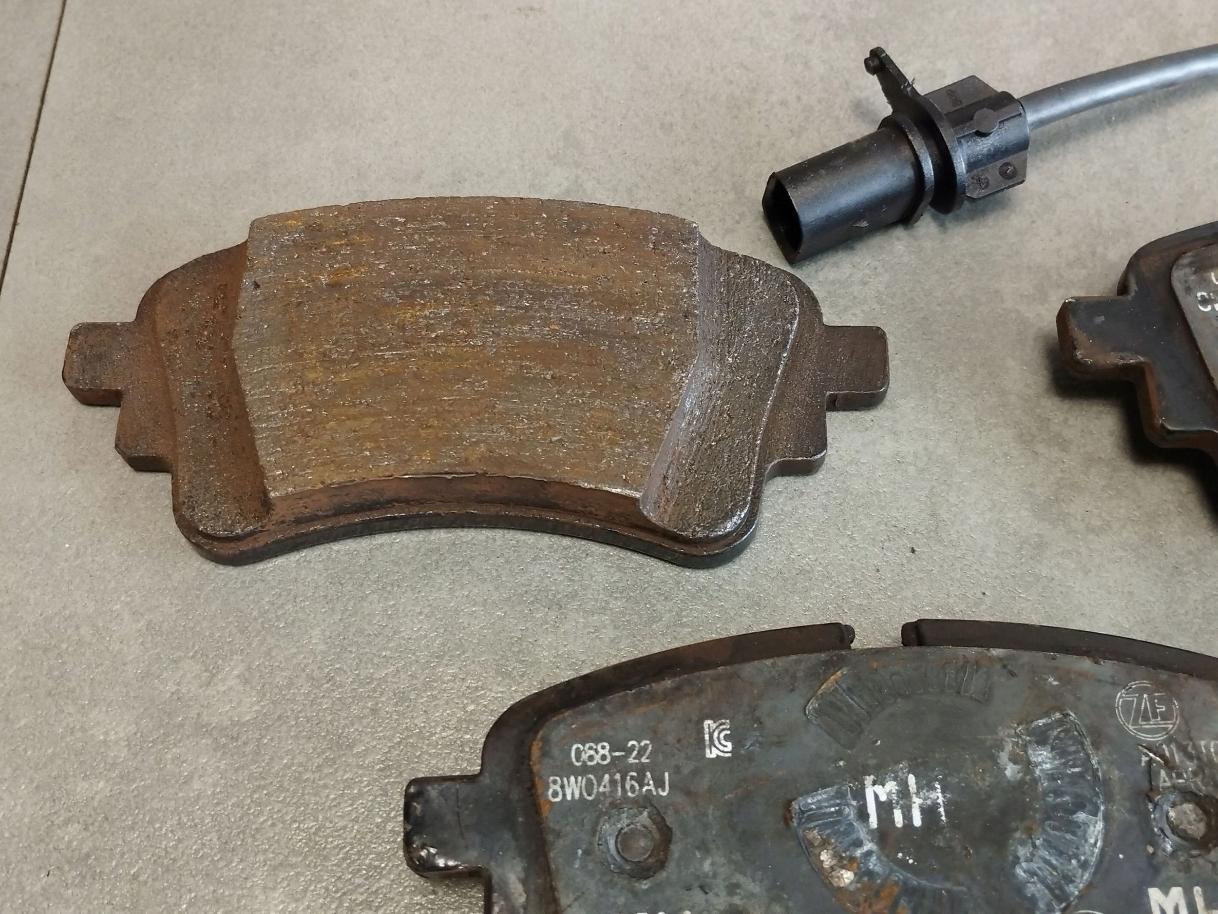 Audi A4 S4 B9 8W kotuče brzdové záď plotýnky 8W0615601K