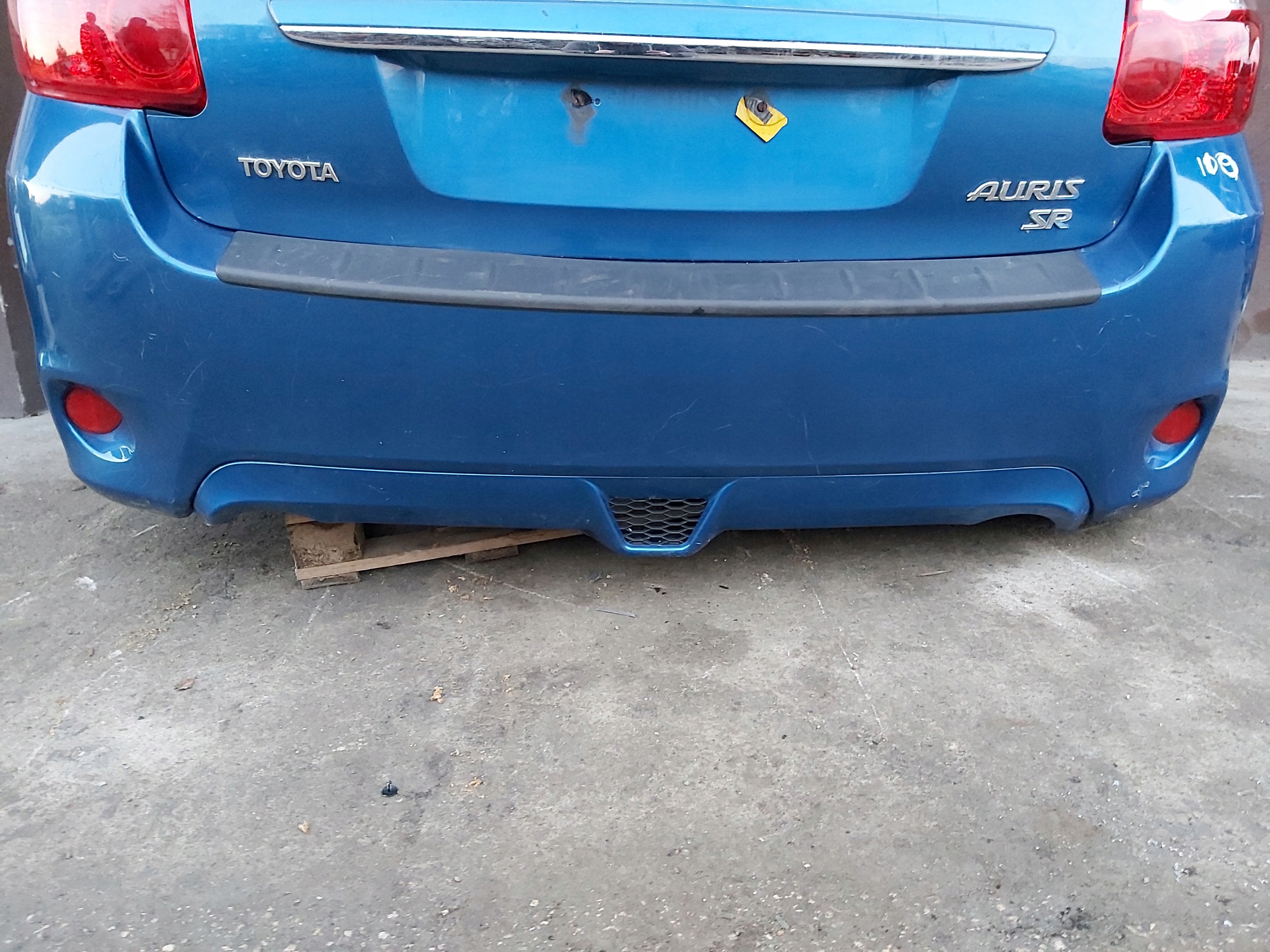 Toyota Auris и спойлер заднего бампера Sport спойлер