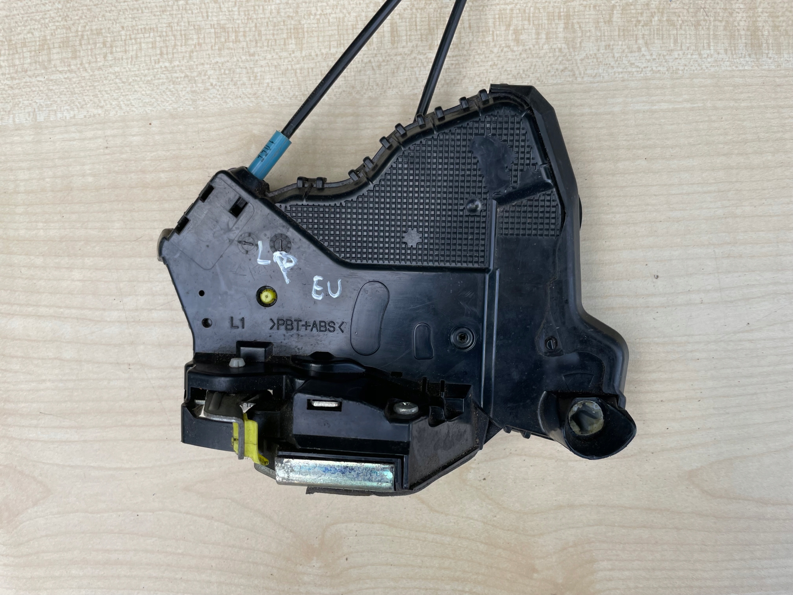 lock door left front LEXUS CT200 H 6PIN EUROPA