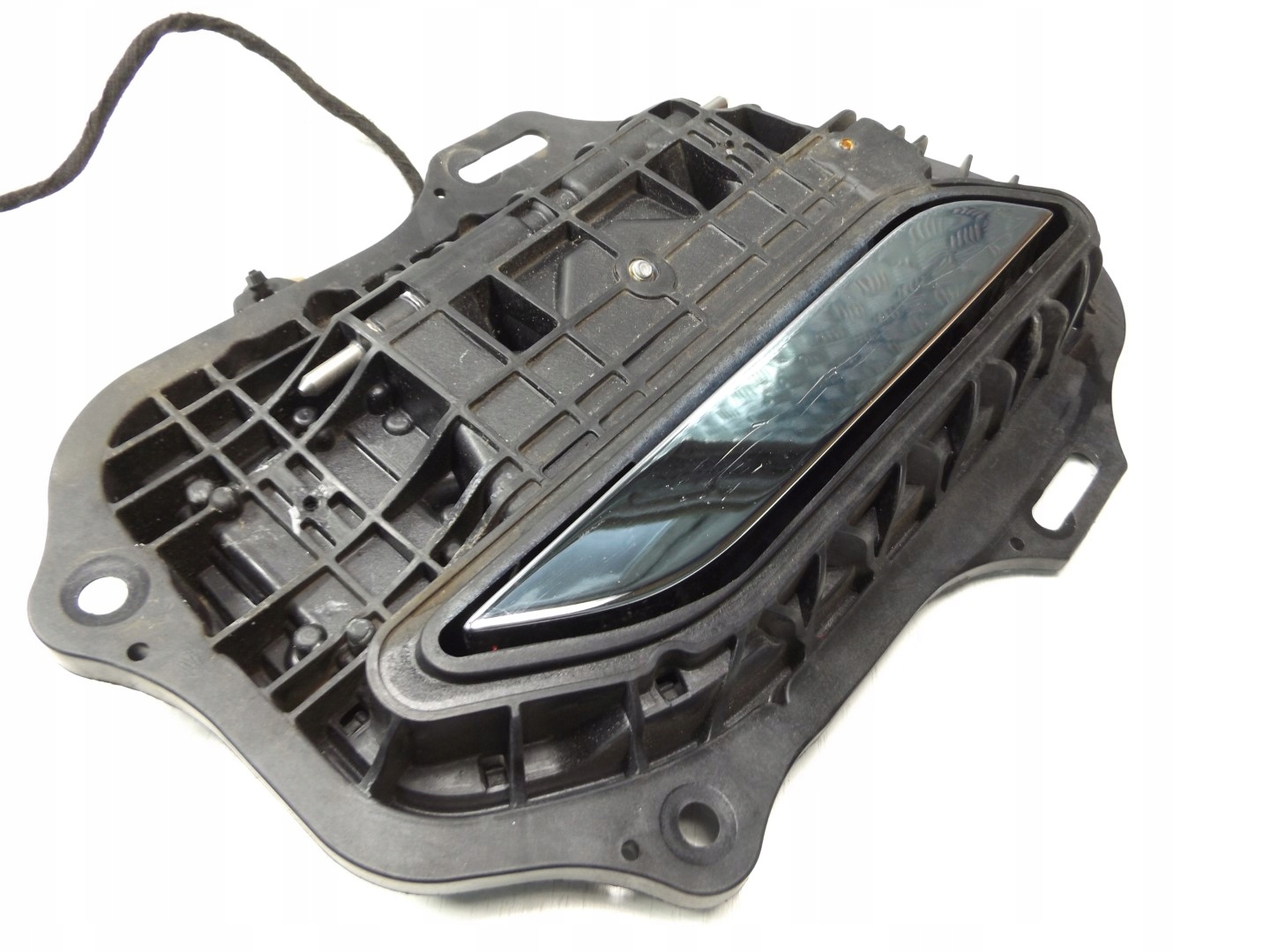 Tesla Model S KLAMKA DRZWI ZEWNĘTRZNA PRAWA TYLNA 1007374-00-L Jakość części (zgodnie z GVO) O - oryginał z logo producenta pojazdu (OE)