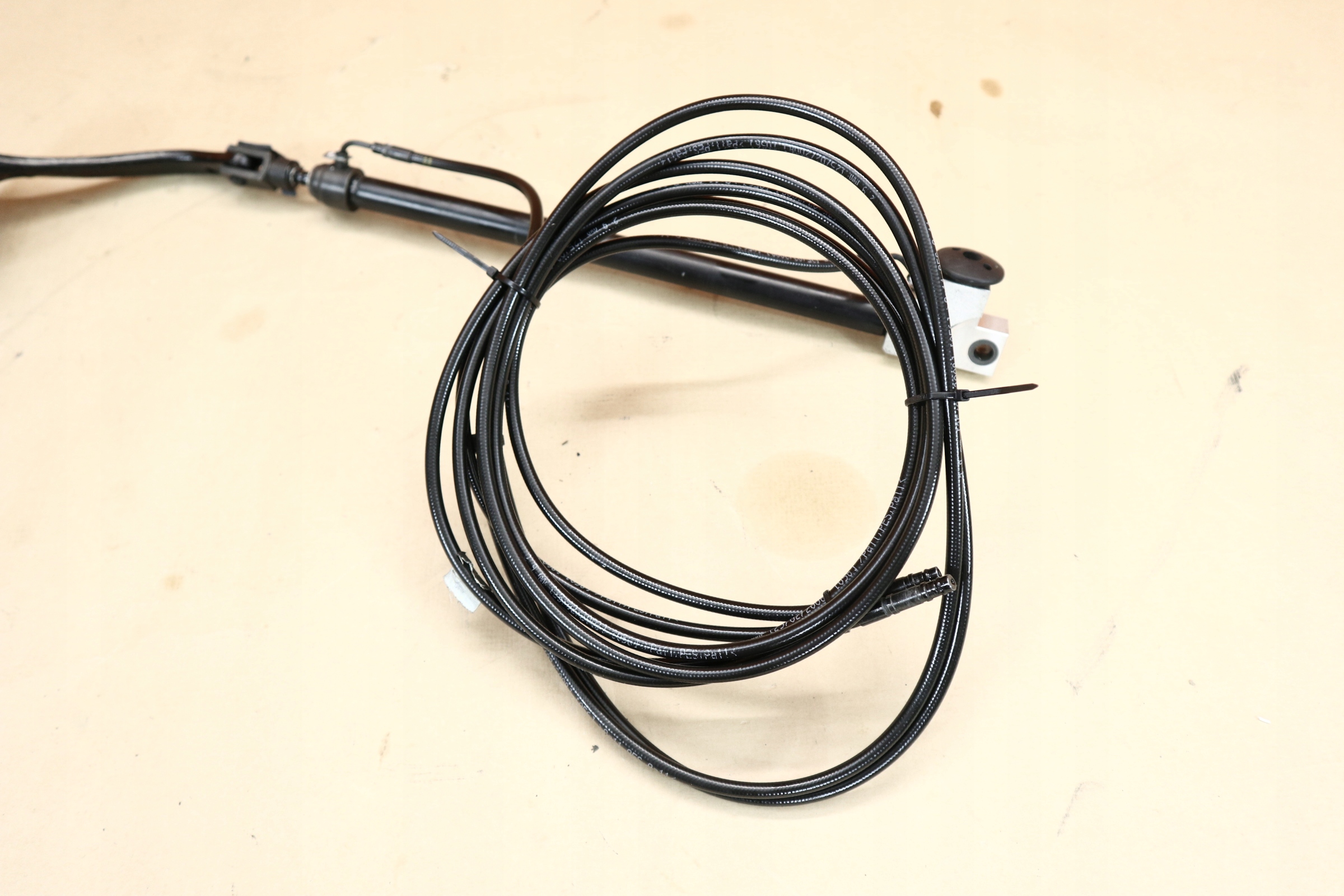 MERCEDES CLK W209 SIŁOWNIK DACHU PRAWY PRZEWODY CABRIO Typ samochodu Samochody osobowe