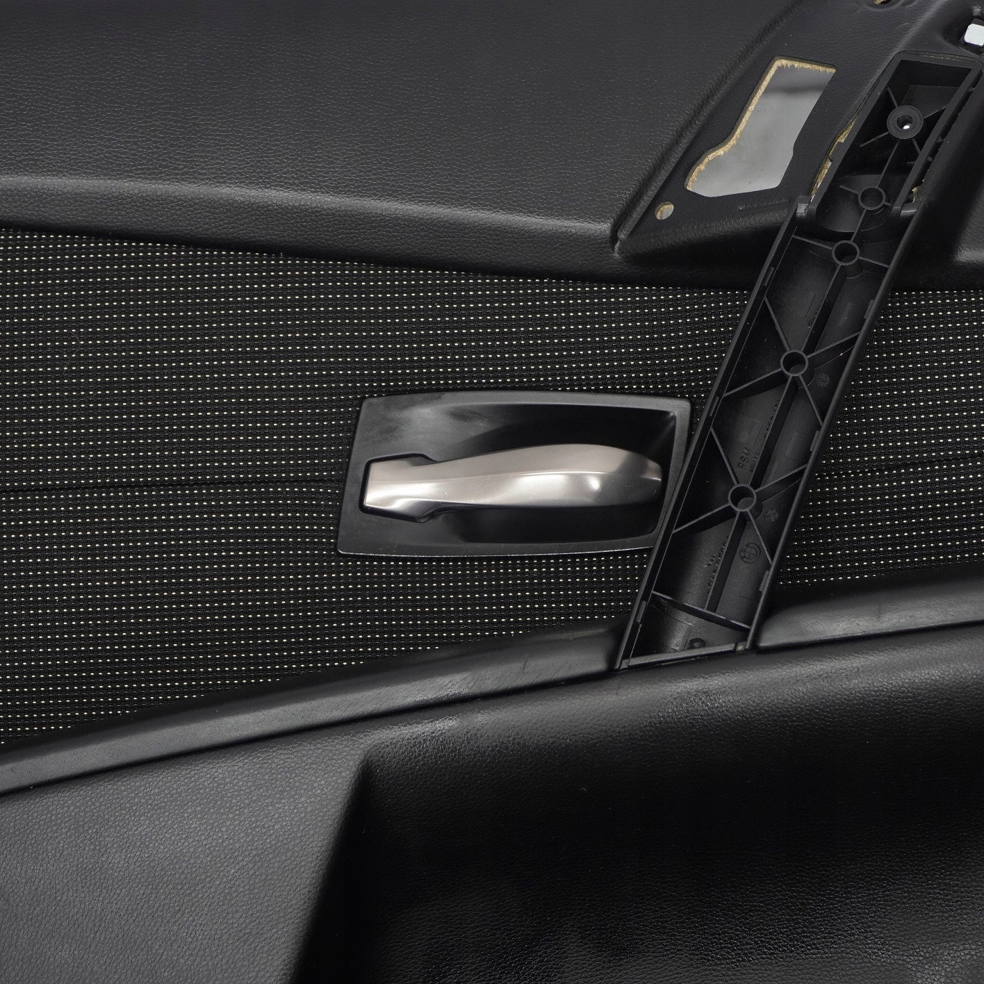 BMW E60 E61 дверные карты левый зад кожзам