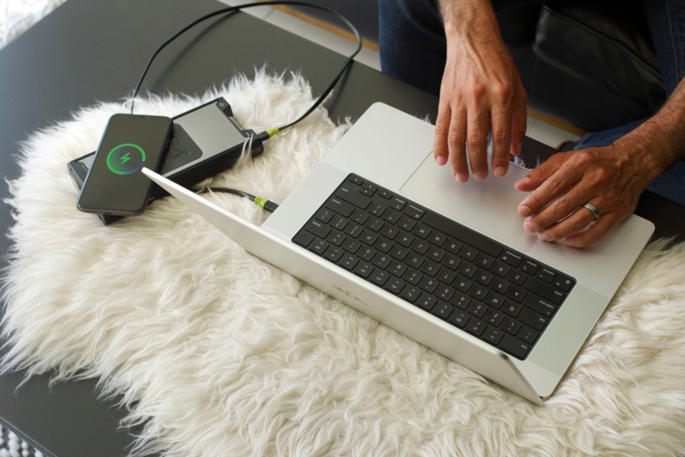 Powerbank USB-C Port Delivery 100W; USBA-A 25600mAh indukcja solar ready Model Sherpa 100 PD v2