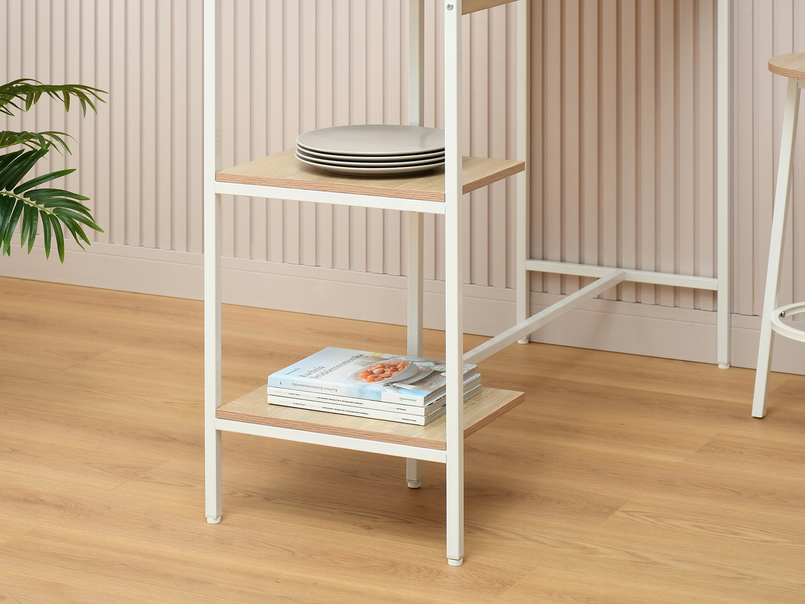 PRAKTYCZNY STÓŁ BAROWY Z PÓŁKAMI I HOKERAMI EVERT DĄB SONOMA PODSTAWA BIAŁY Minimalna wysokość siedziska 70 cm