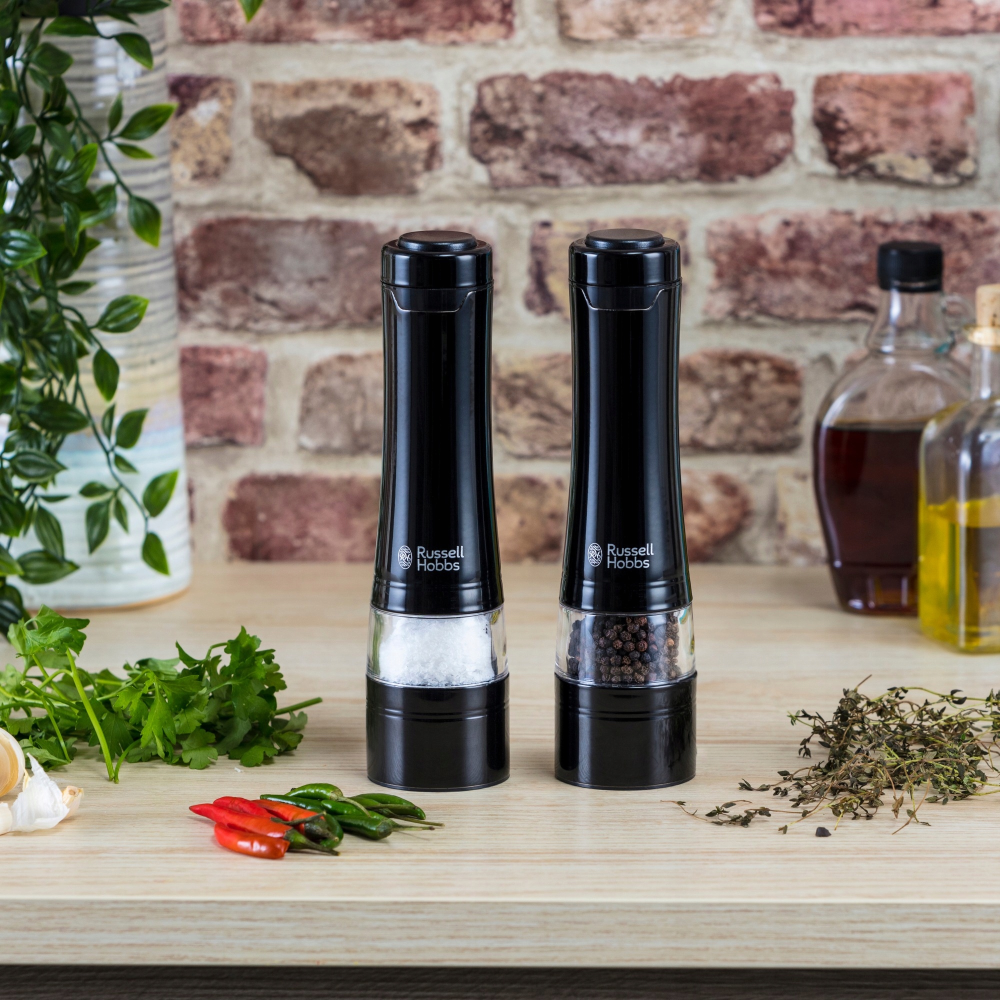 MŁYNEK DO SOLI I PIEPRZU RUSSELL HOBBS ZESTAW 2 SZT. CZARNE REGULACJA Marka Russell Hobbs