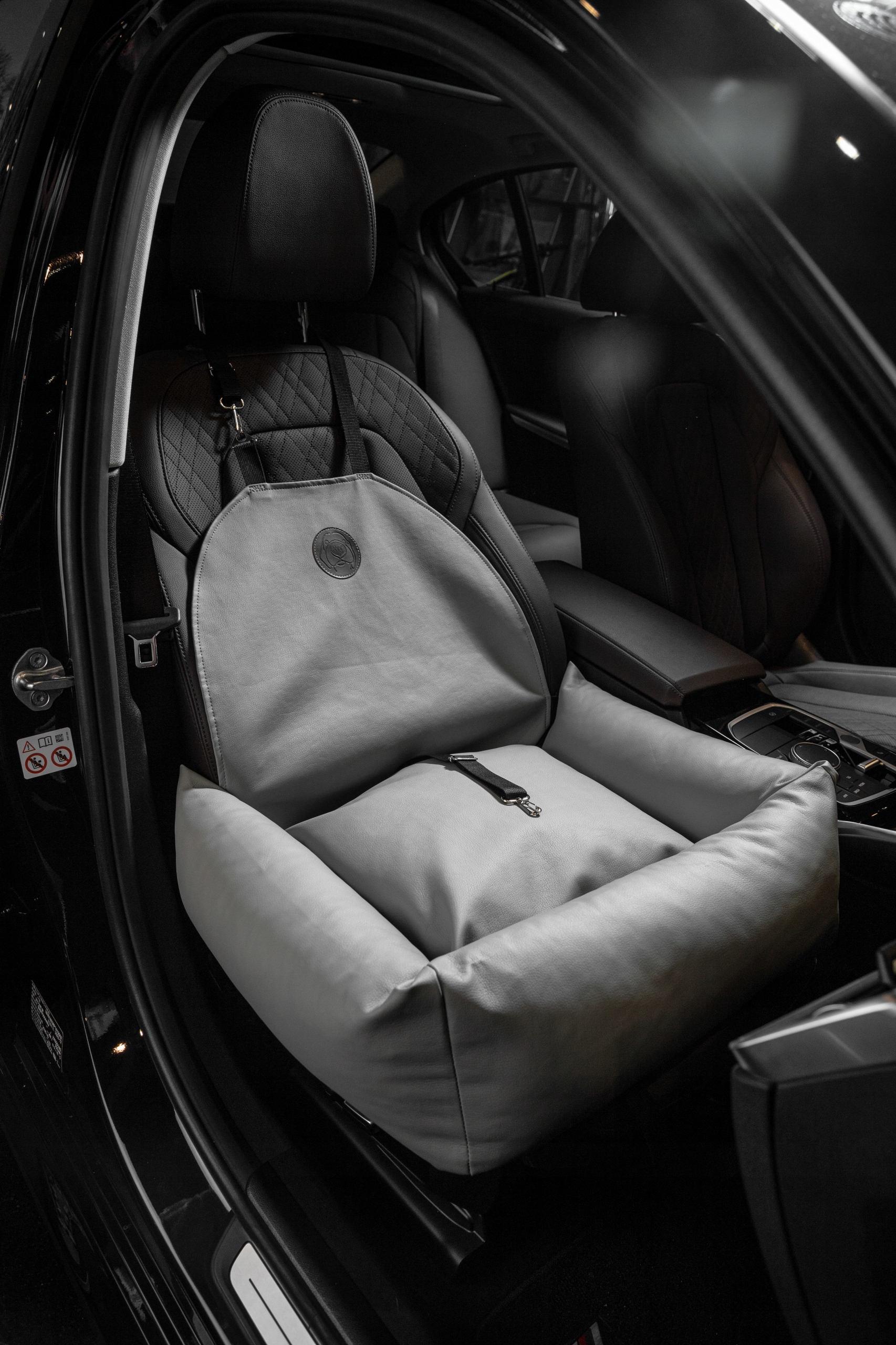 Prémiová autosedačka pro psy řady Woof v elegantní šedé barvě M1GR