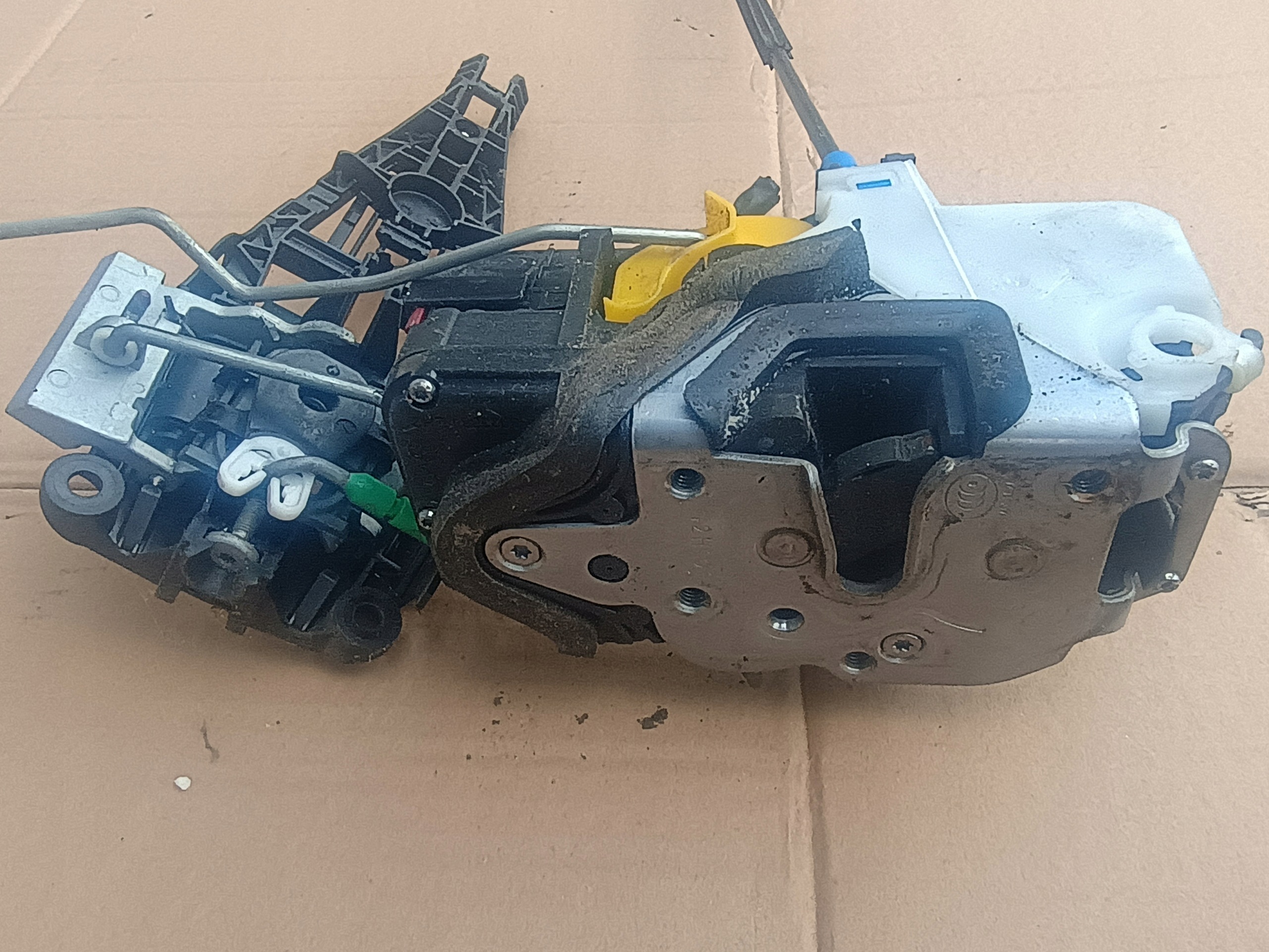 lock door left front 3023881 OPEL ASTRA J