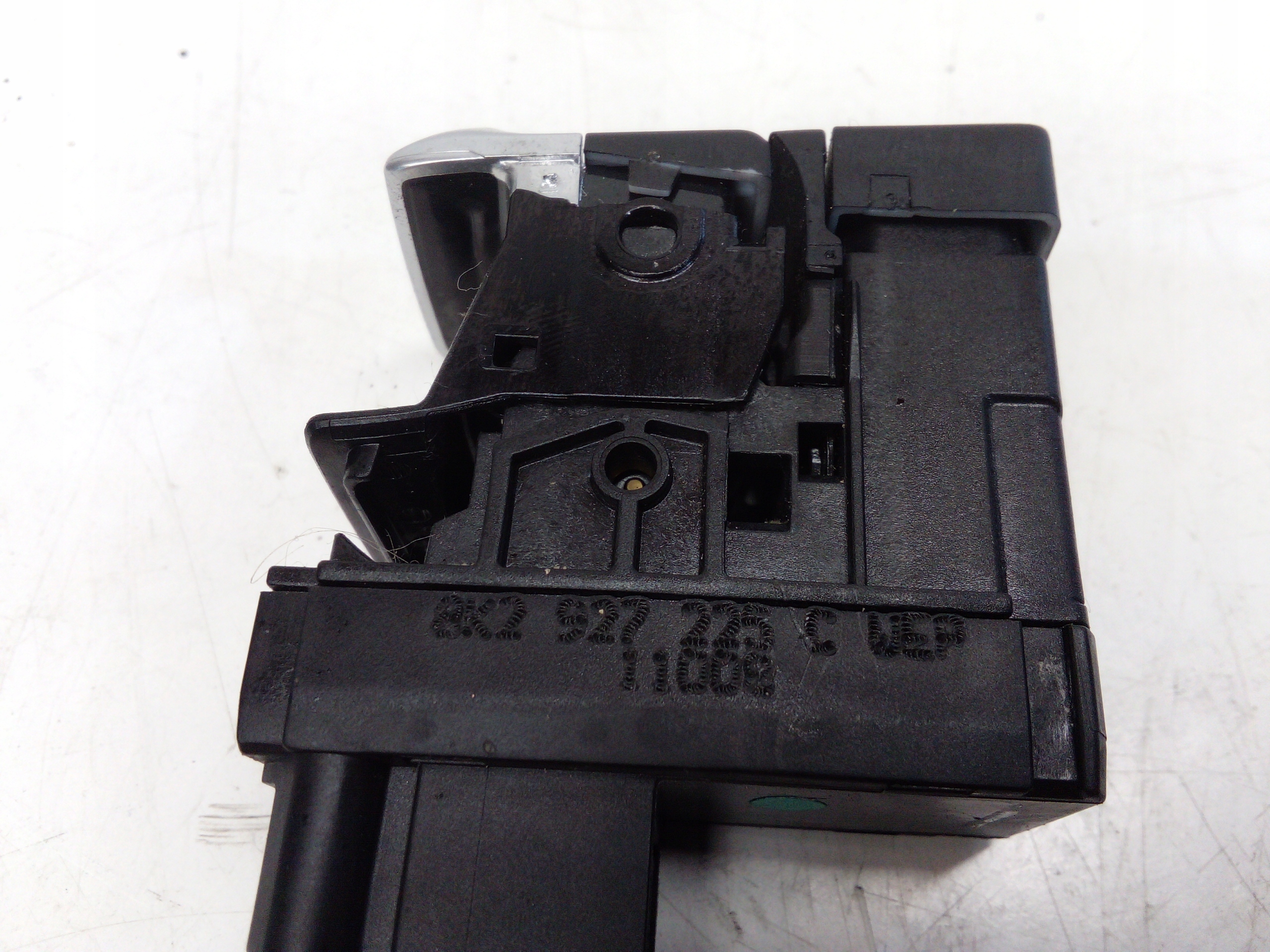 WŁĄCZNIK RĘCZNEGO AUTO HOLD AUDI A4 A5 8K2927225C Funkcje hamulec ręczny