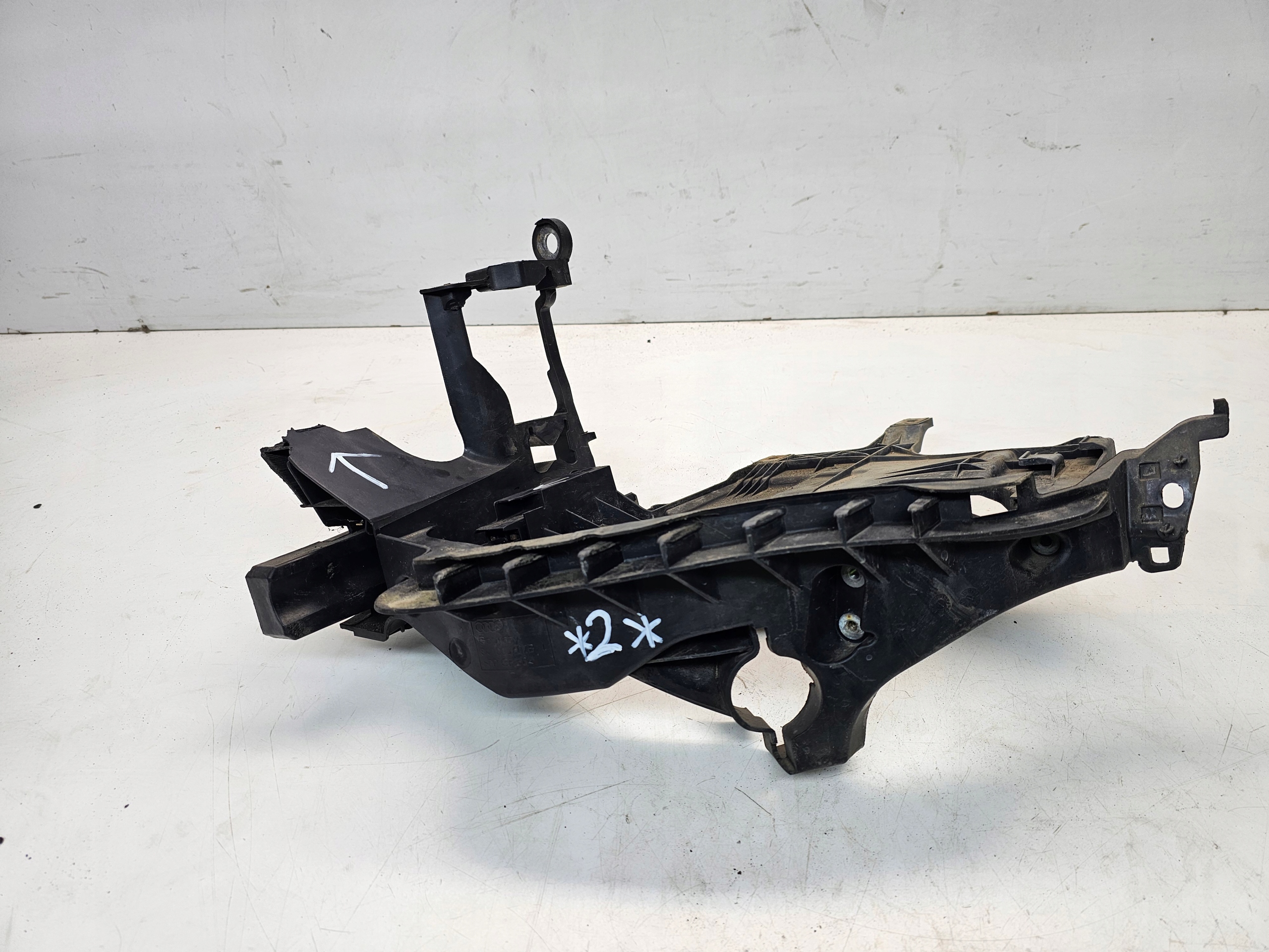 support REFLEKTORA left AUDI A4 B8 LIFT 8K0805607B