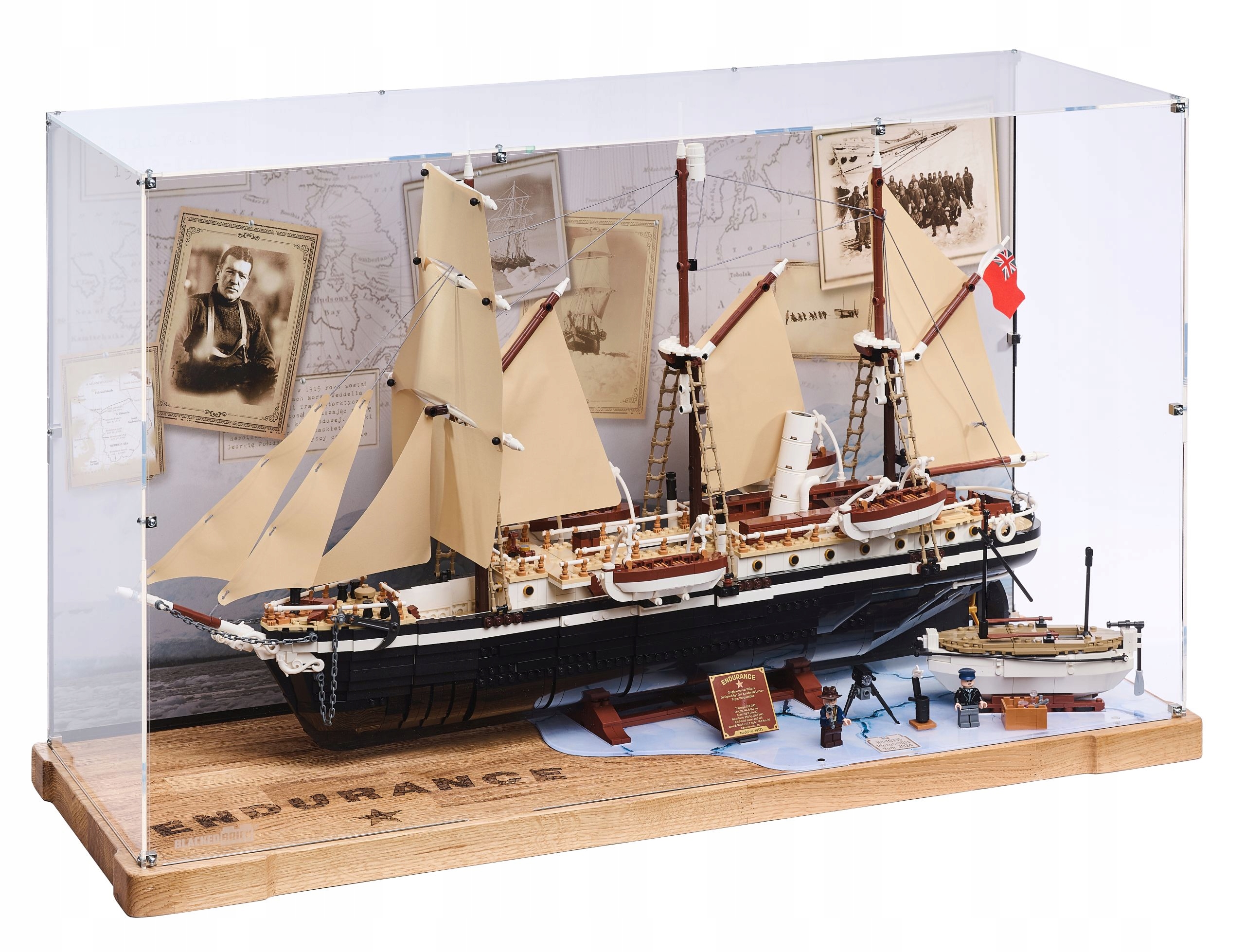 Vitrína Wood s pozadím Blacked Brick pre Lego 10335, 40729 Endurance & Šalupa