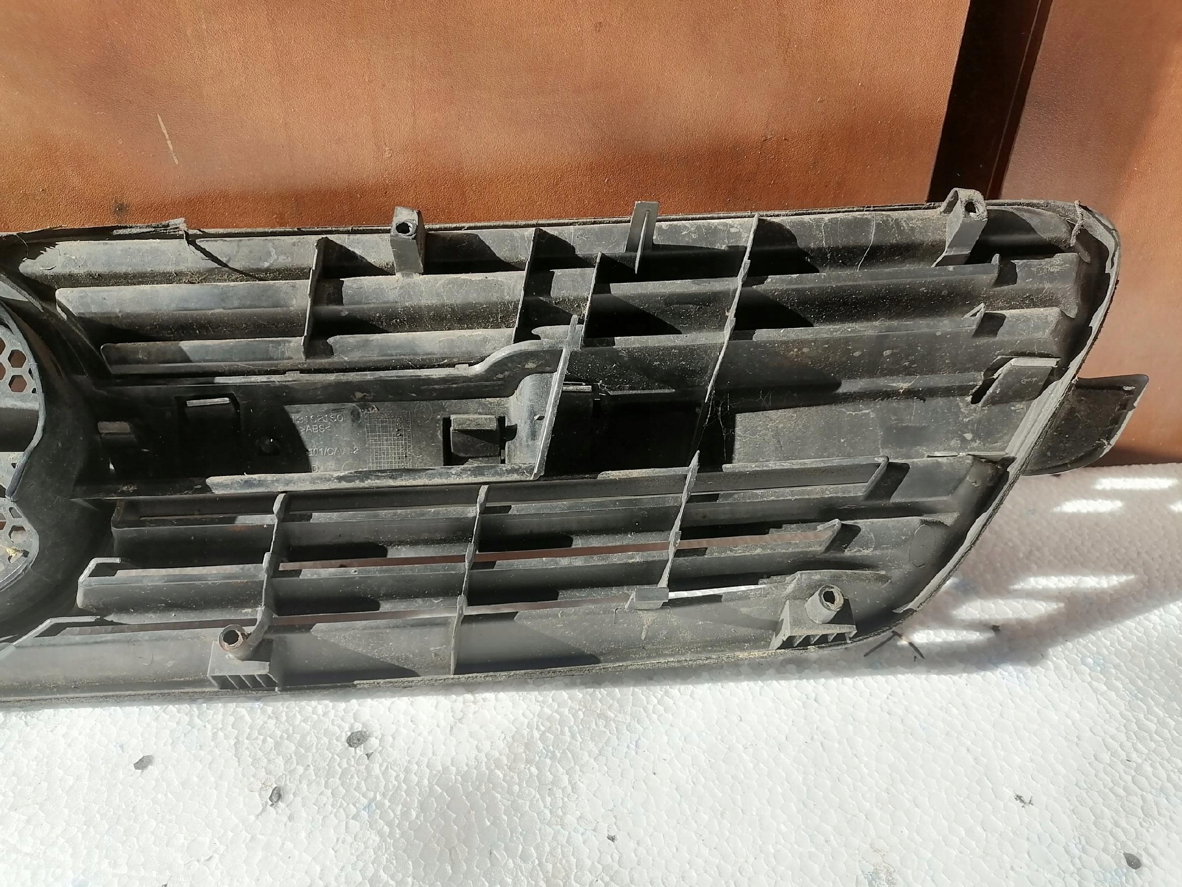 OPEL MERIVA A grille radiator 13162160