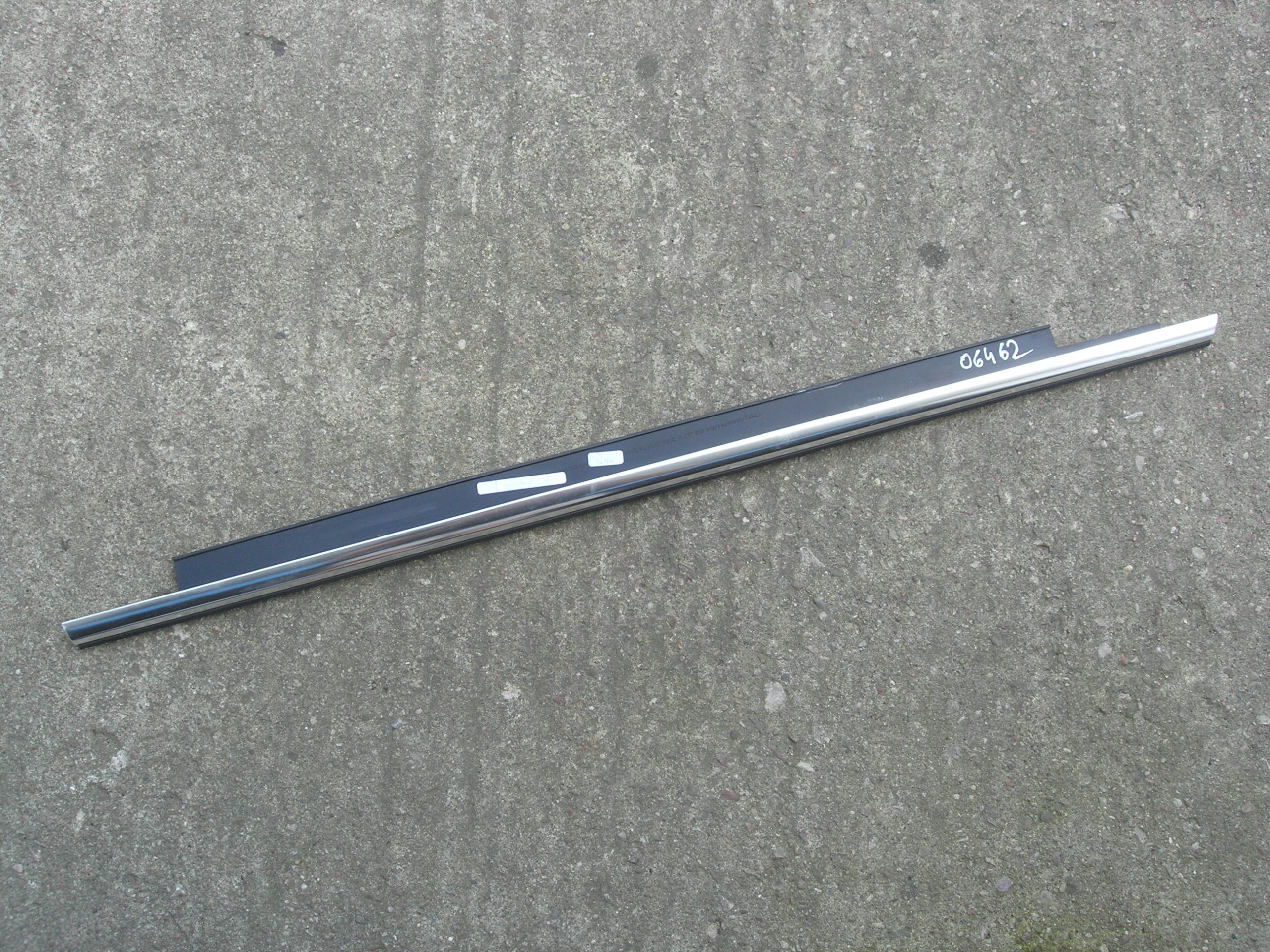 LISTWA ZGARNIAJĄCA SZYBY RT AUDI A3 8V4853764 WAW