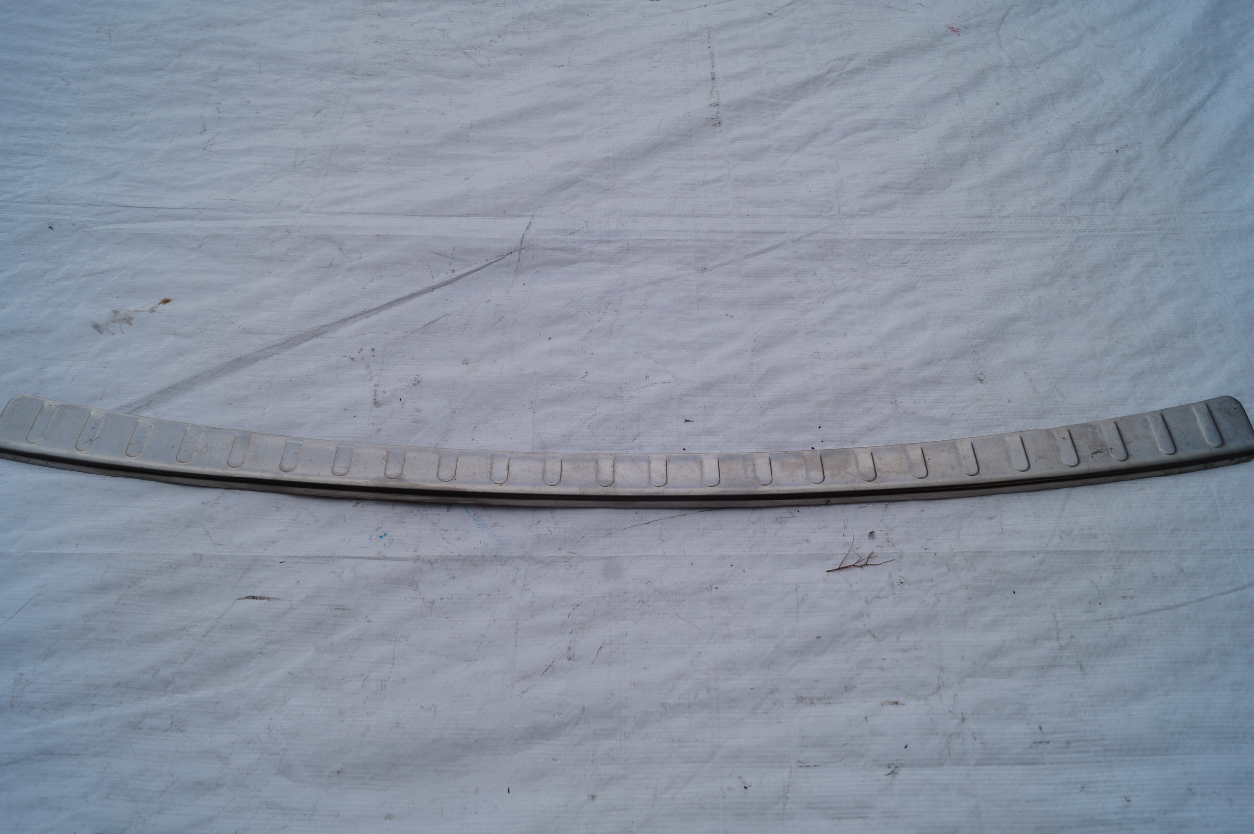 15-19 PW178-0R004 - ХРОМИРОВАННАЯ НАКЛАДКА НА ЗАДНИЙ БАМПЕР TOYOTA RAV4 IV 4 LIFT