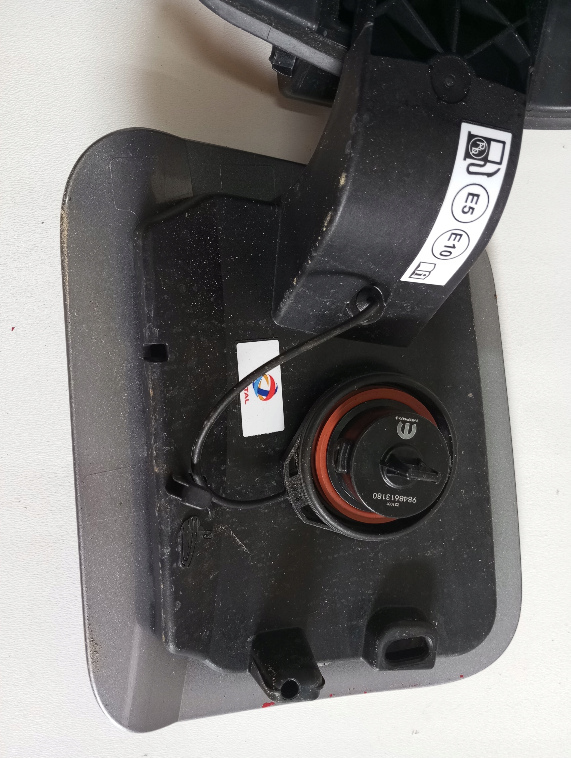 Tankklappe des Kraftstoffsbehälters PEUGEOT 3008 III 9840242580