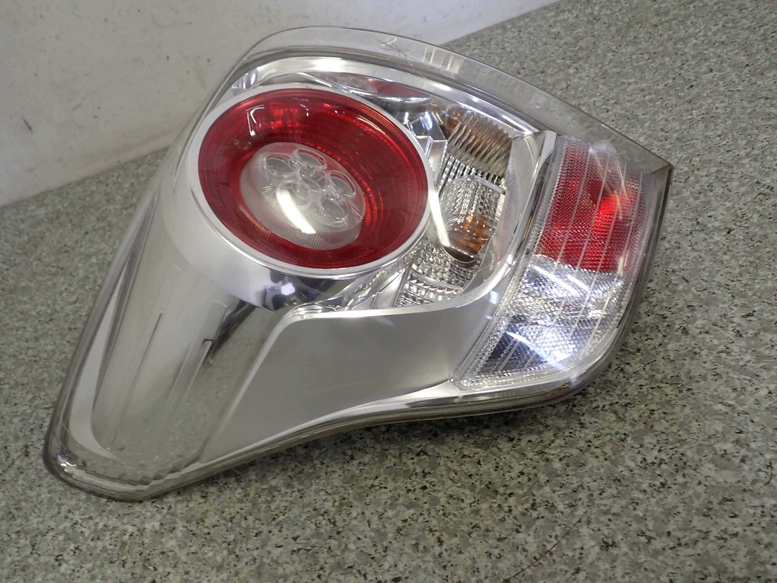 TOYOTA VERSO 09-13 LAMPA TYLNA LEWA Wersja Europejska