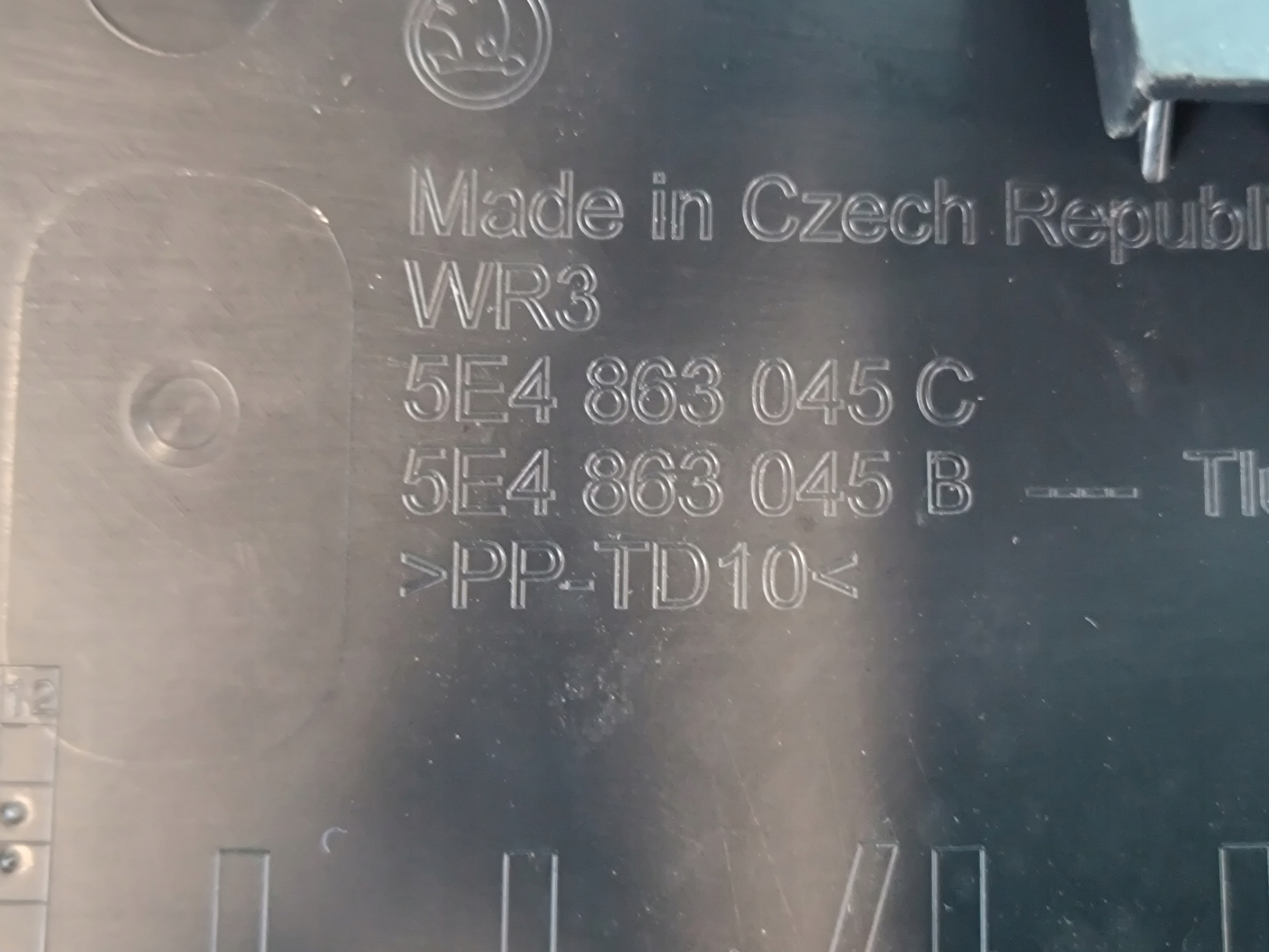 SKODA OCTAVIA IV 1,5 110KW 2021R тунель середина 5E4863243A