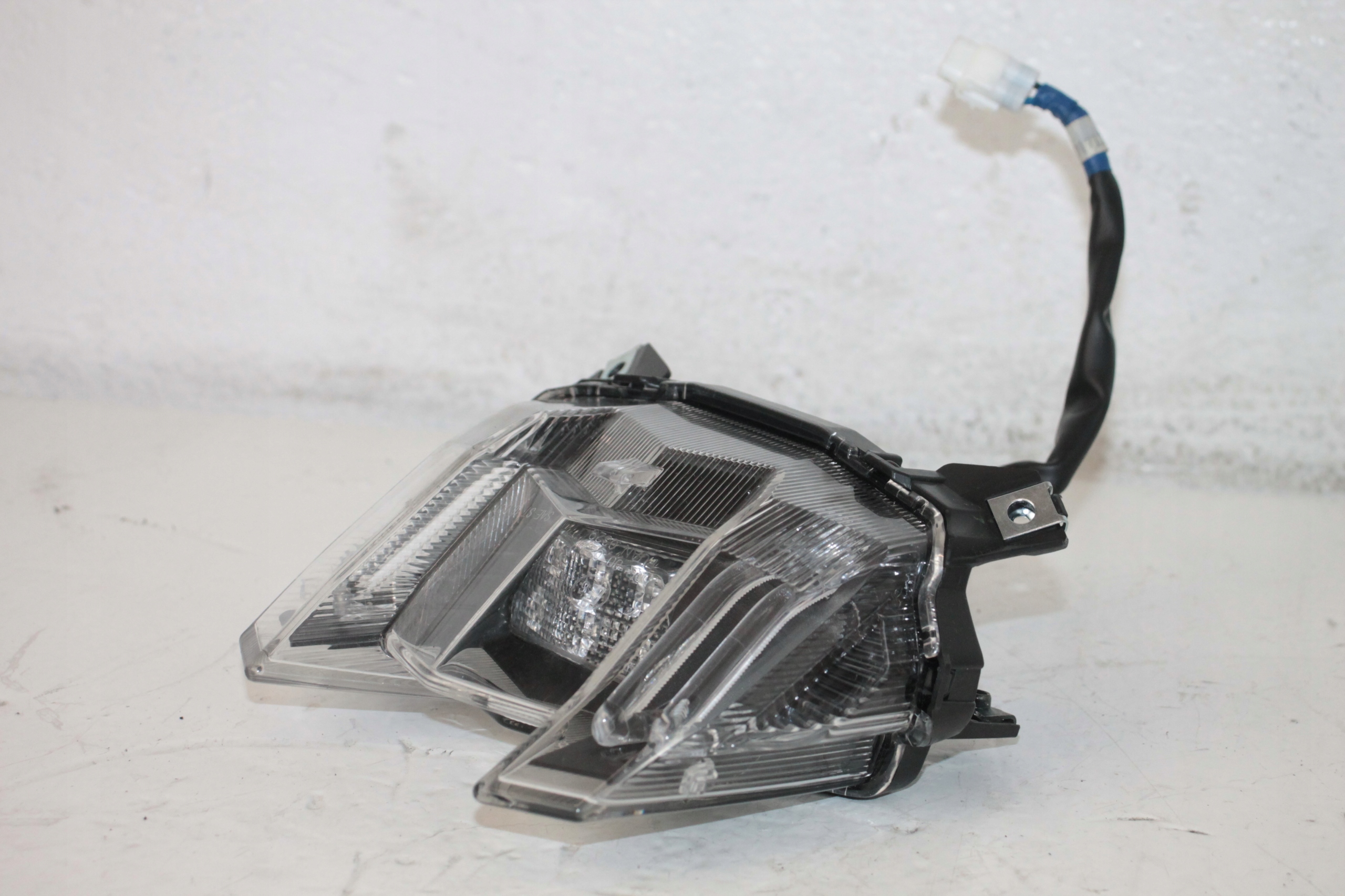 31 - YAMAHA NIKEN 900 18-22 ЗАДНИЙ ФОНАРЬ