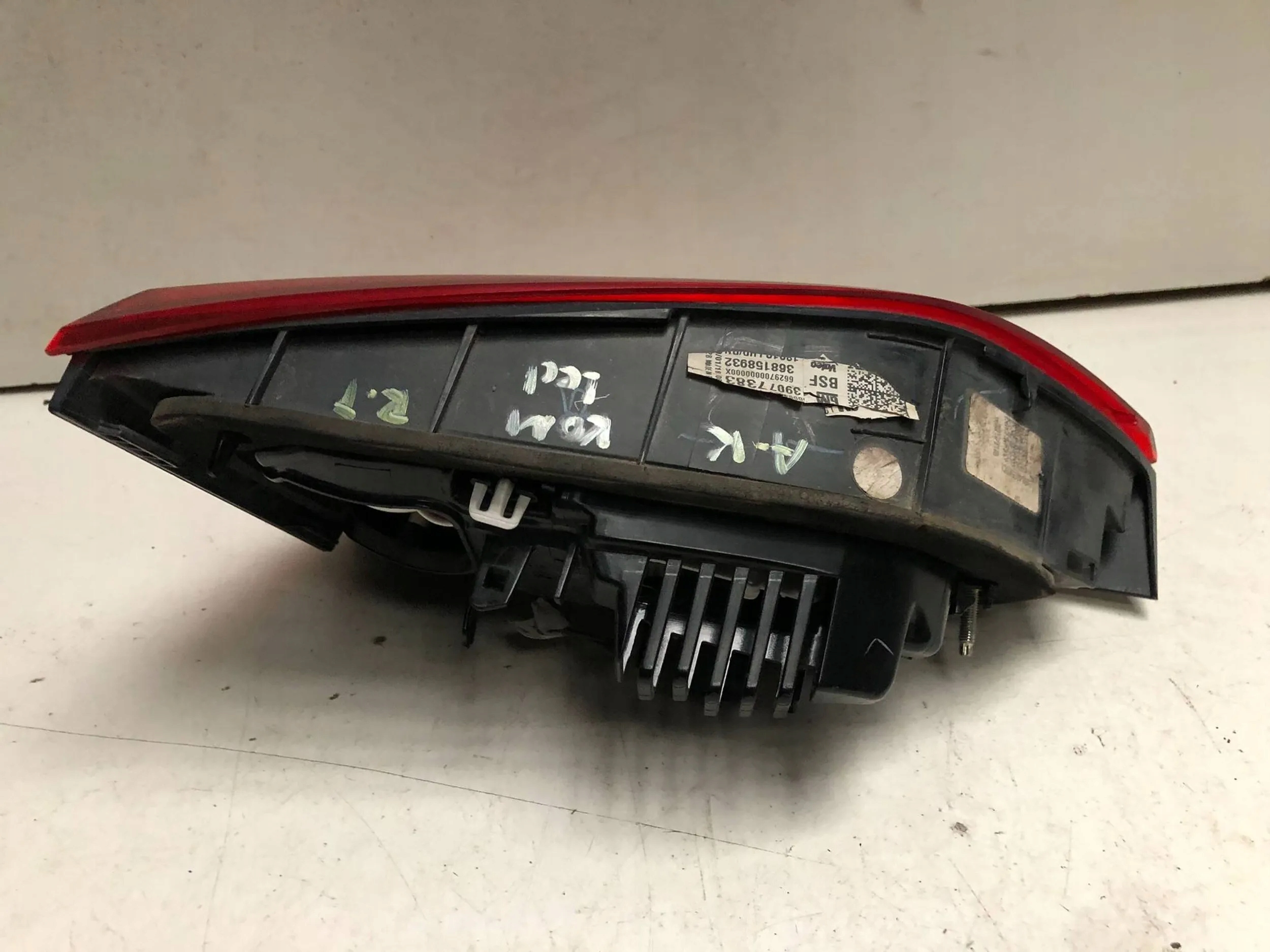 Lampa tył prawy w klapę Opel Astra K Numer katalogowy części 39077383